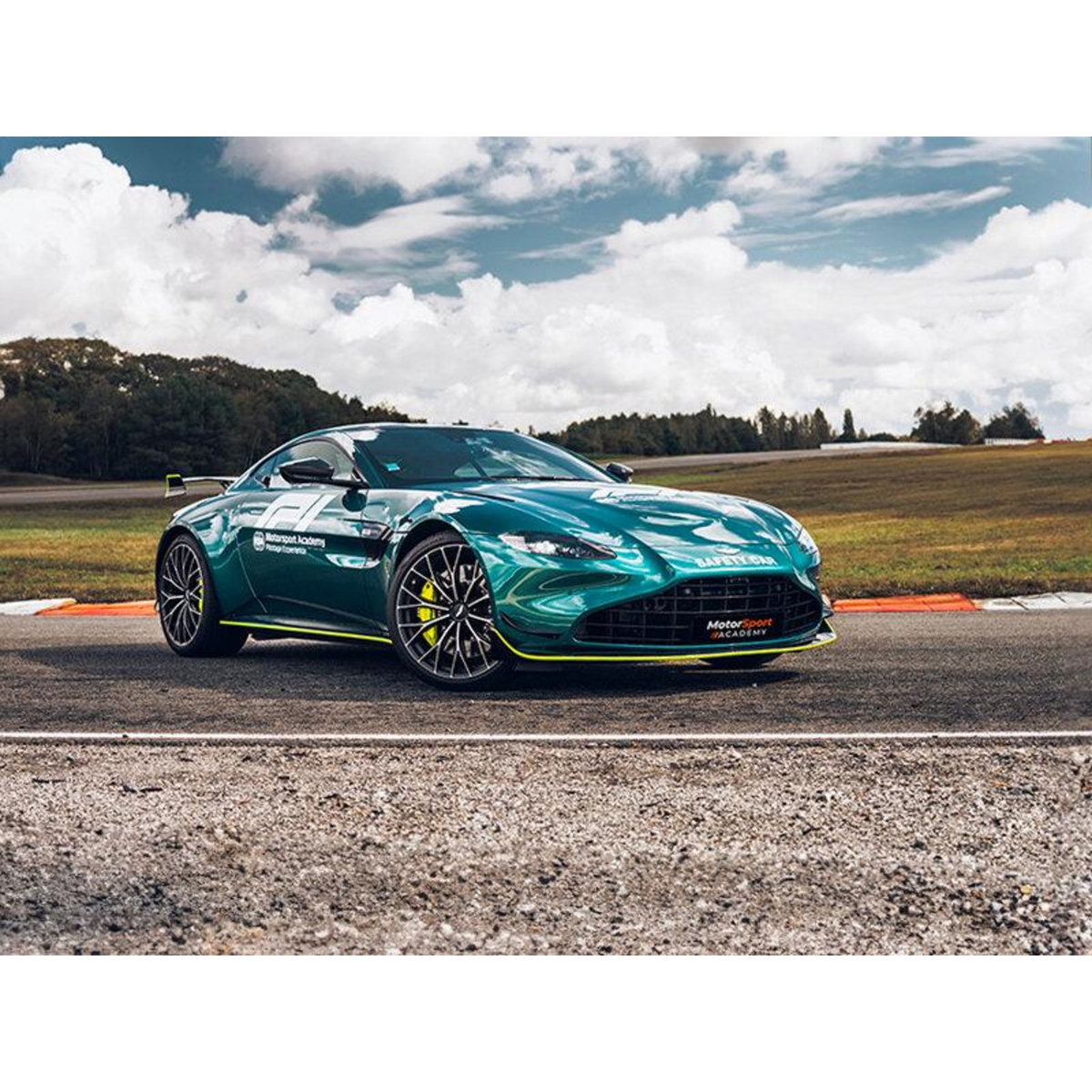 Smartbox Stage de pilotage : 2 tours sur le circuit du Bourbonnais en Aston Martin Vantage F1 Edition - Coffret Cadeau Sport & Aventure