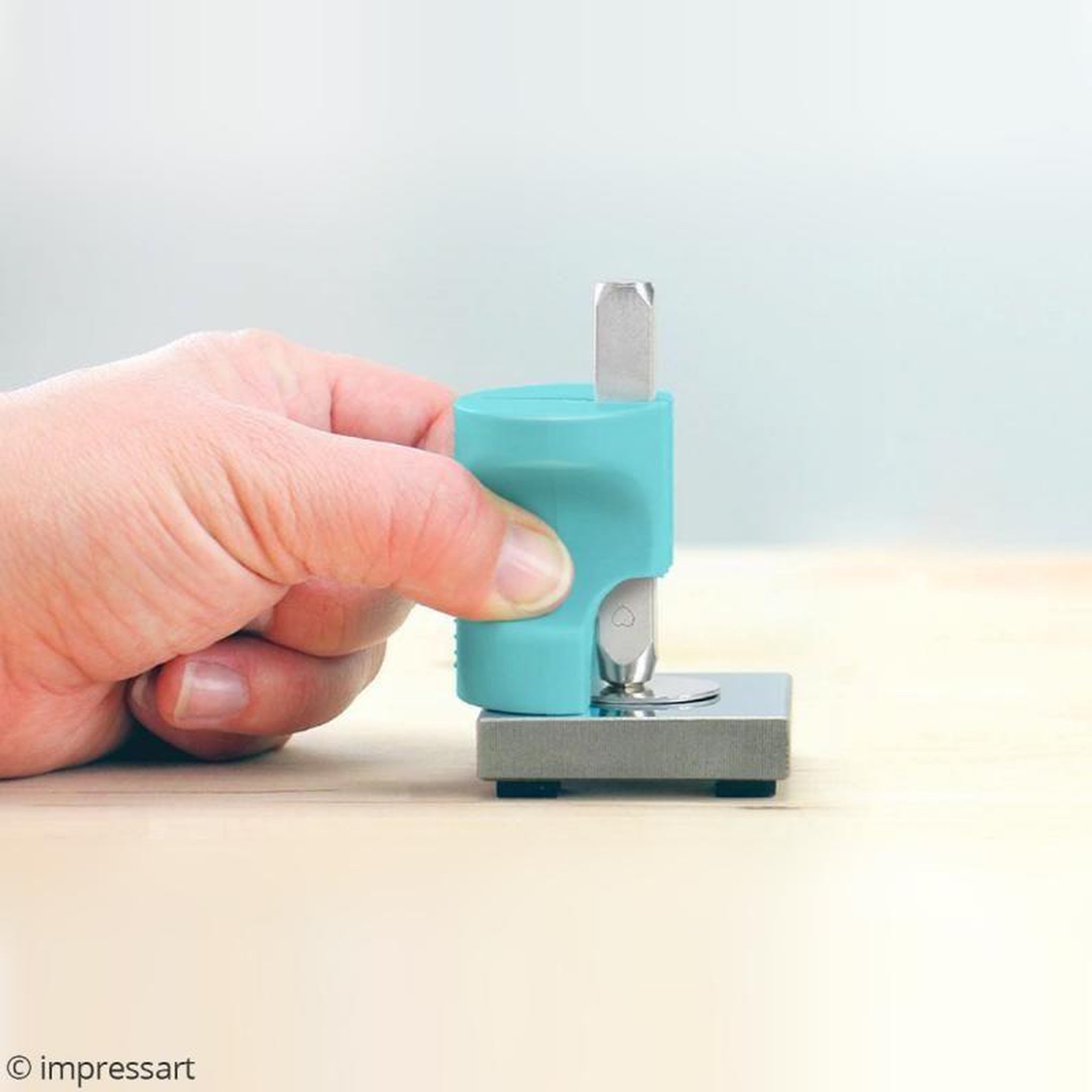 Voir la diapositive 5 : CREATIV COMPANY Tampon coeur pour gravure métal avec support - 3 mm