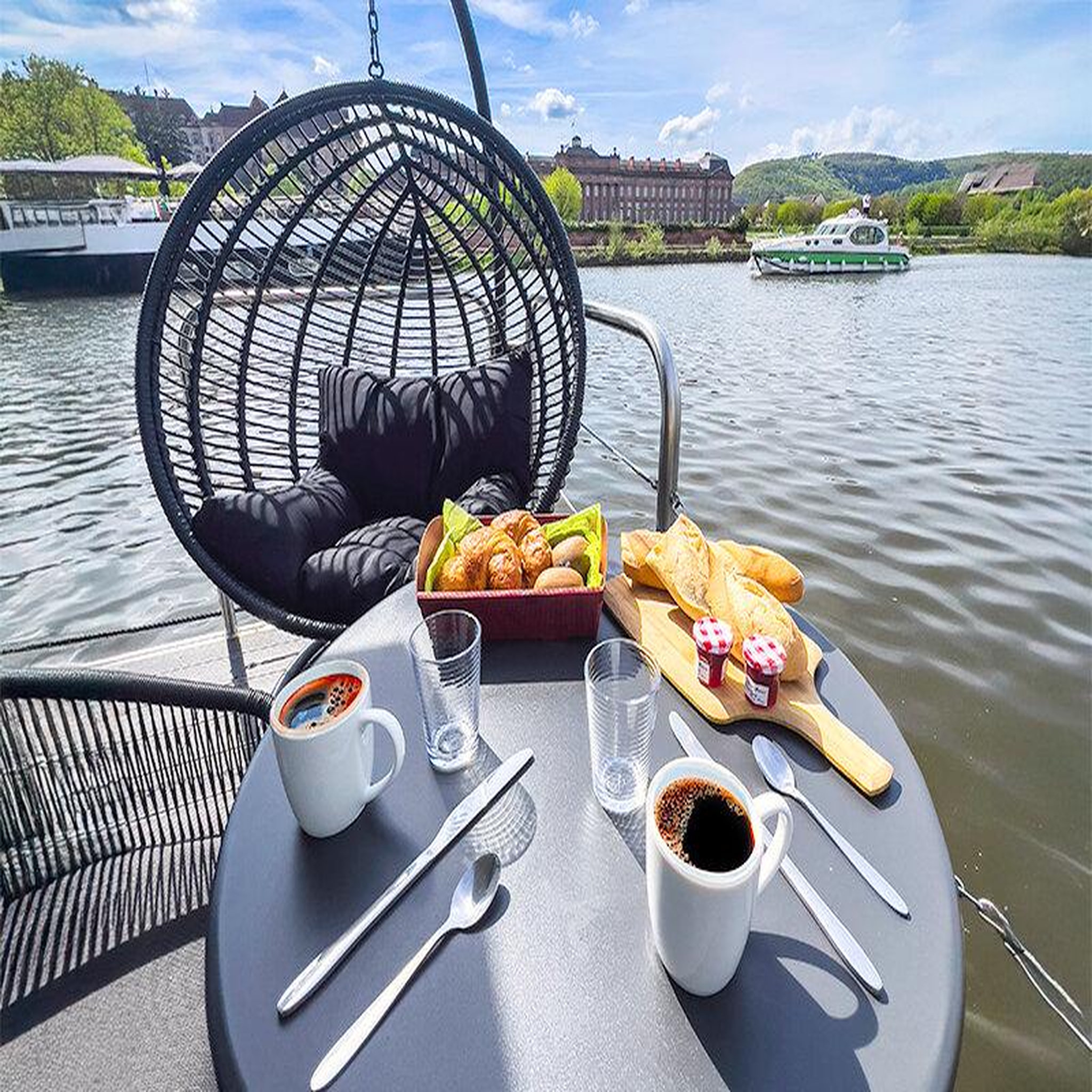 Voir la diapositive 2 : Smartbox 2 jours en suite flottante supérieure avec bain bouillonnant et sauna près de strasbourg - coffret cadeau séjour