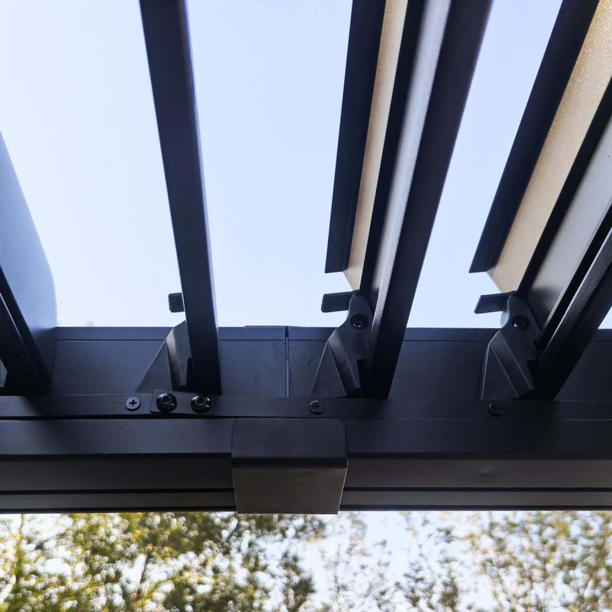 CONCEPT USINE Pergola bioclimatique structure et lames orientables en aluminium noir 4x3m RHODES