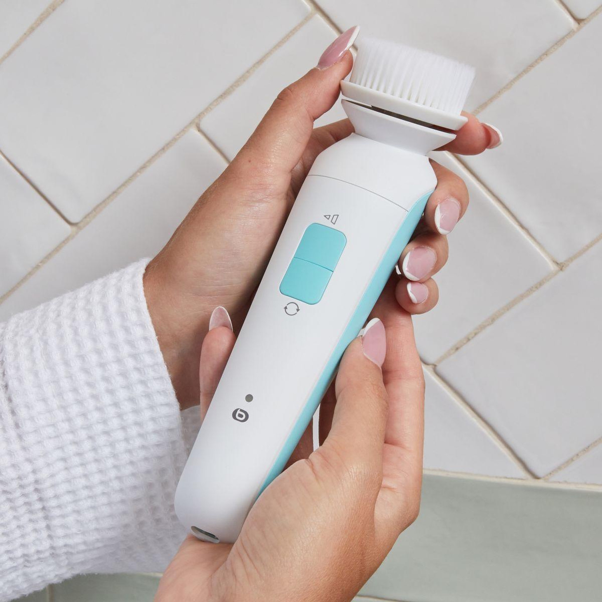 Voir la diapositive 4 : ESSENTIEL B Brosse nettoyante visage EBF3
