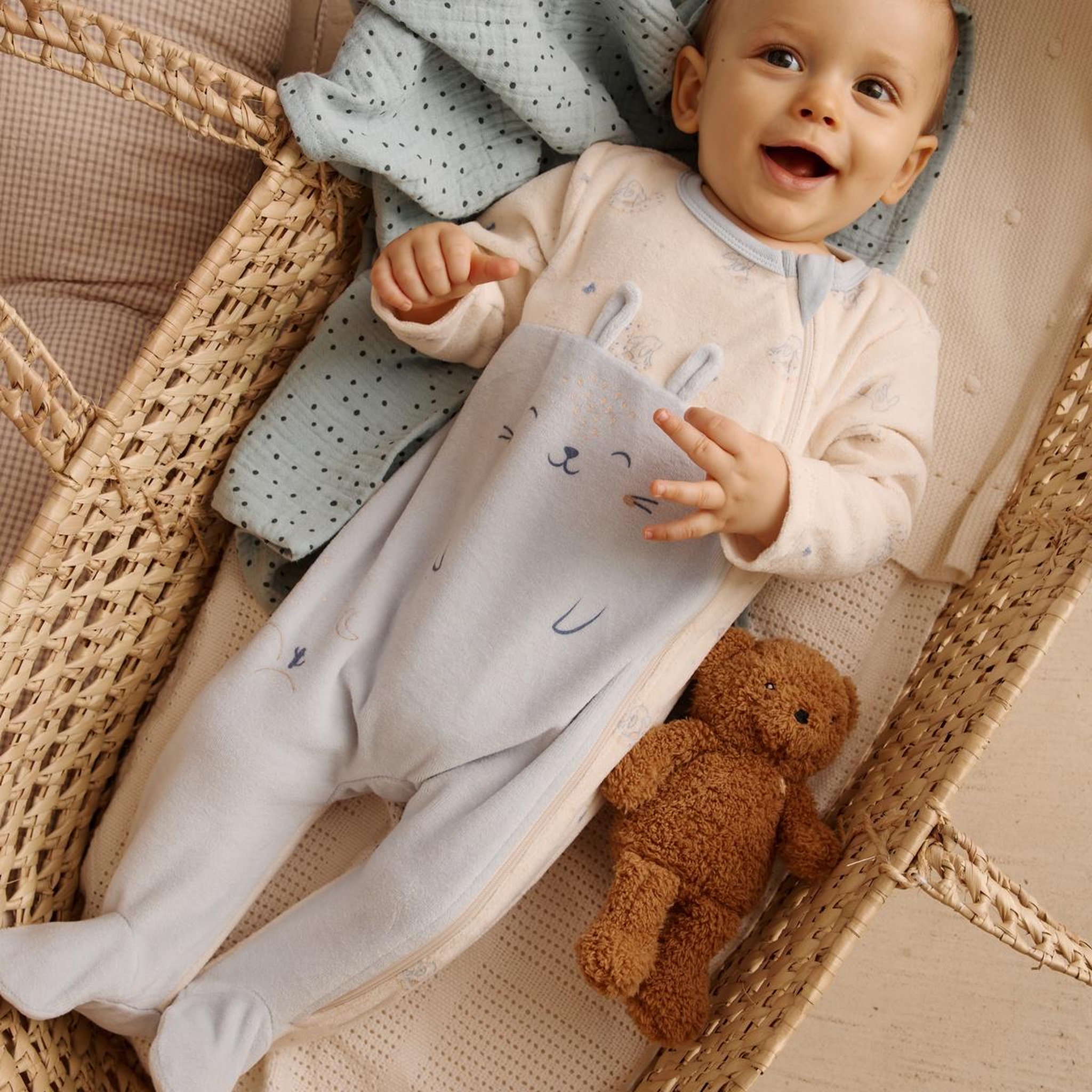 Voir la diapositive 4 : PETIT BEGUIN Pyjama bébé en velours ouverture zippée voix lactée