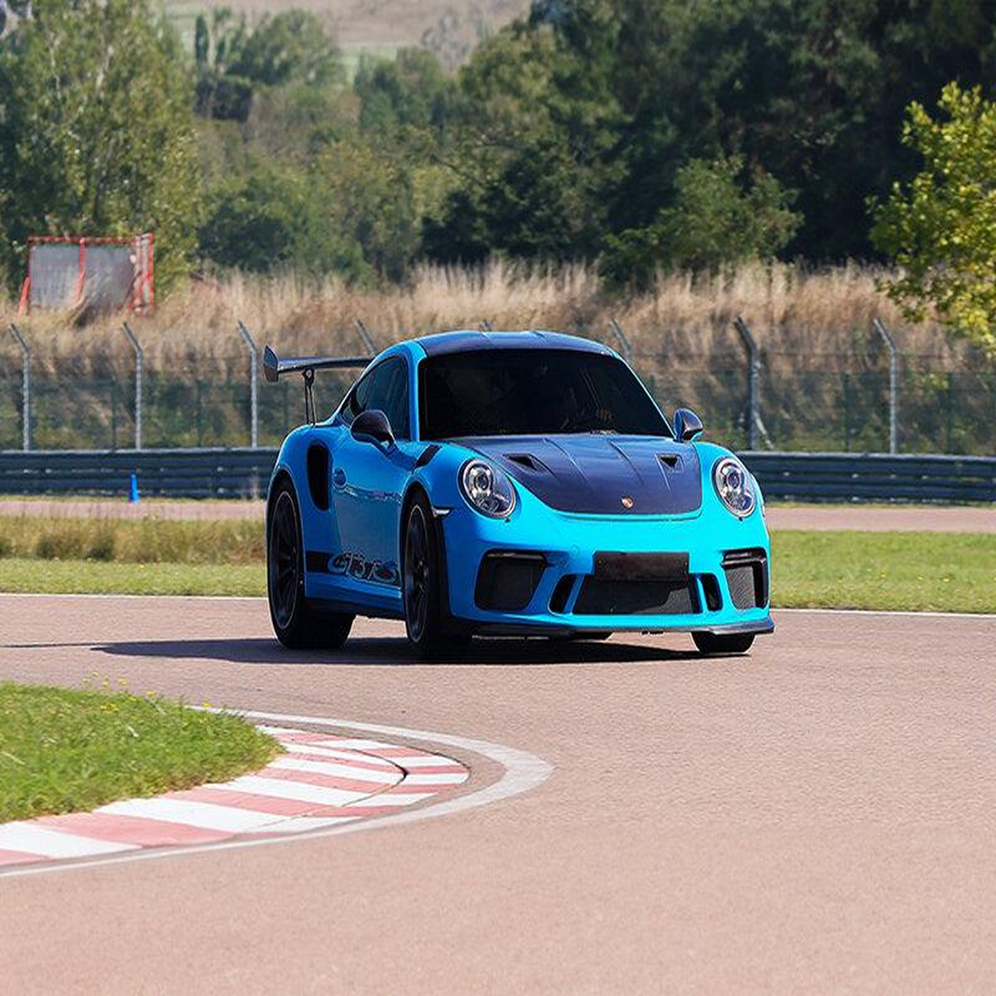 Voir la diapositive 2 : Smartbox Stage de pilotage : 3 tours sur le circuit de Pouilly-en-Auxois en Porsche 991 GT3 RS - Coffret Cadeau Sport & Aventure