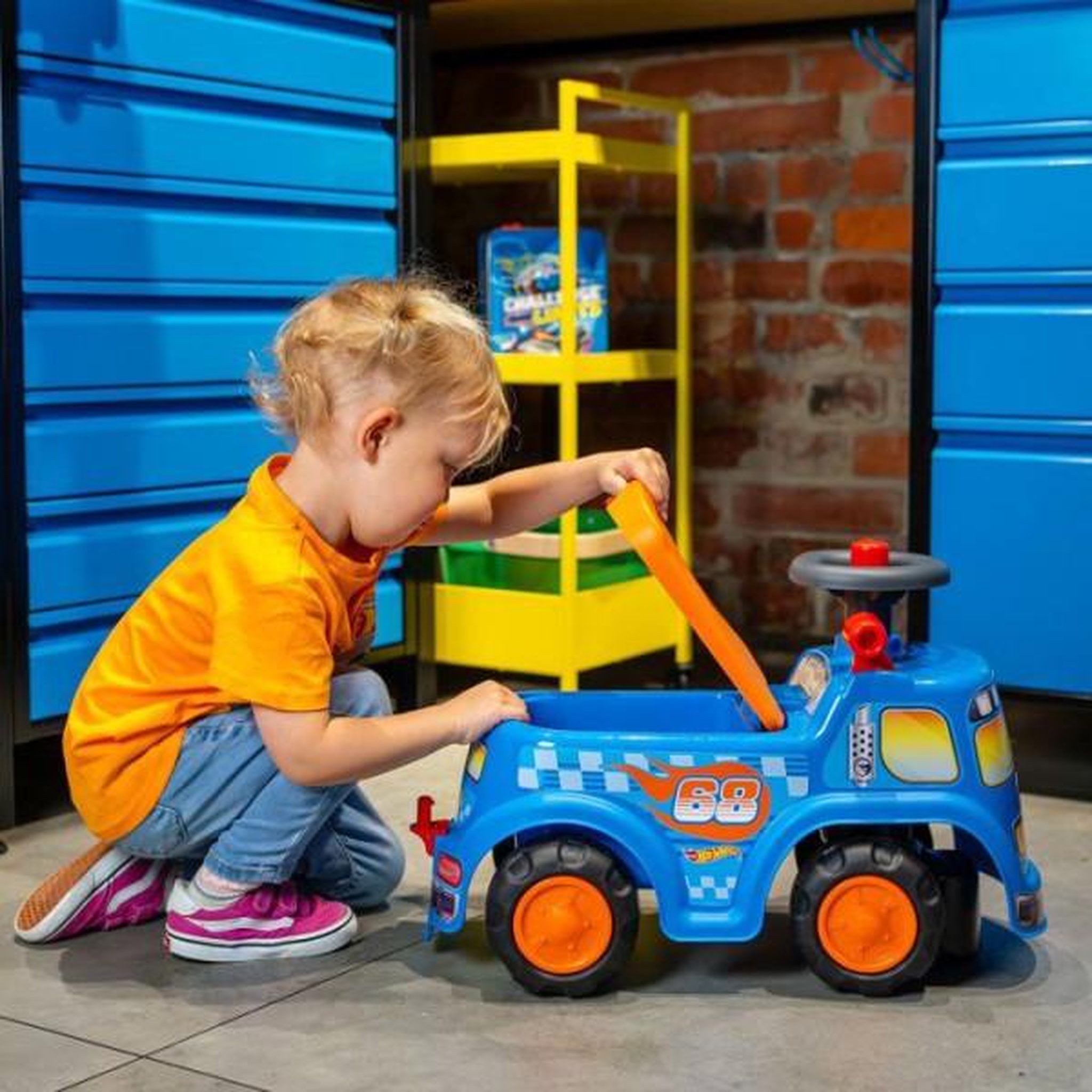 Voir la diapositive 4 : FALK Porteur trotteur  - falk - camion hot wheels - assise ouvrante - volant avec klaxon - plaque personnalisable - des 12 mois