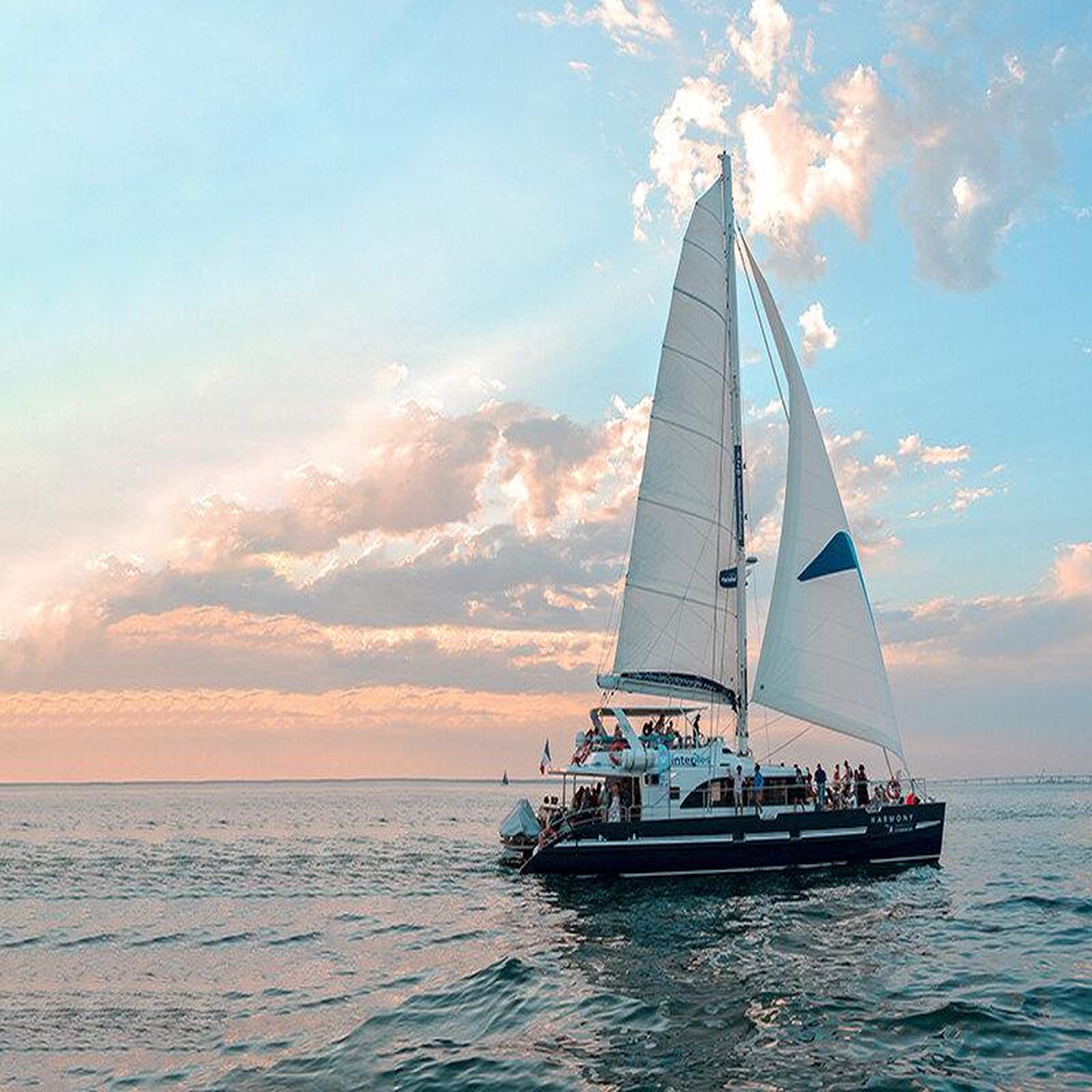 Voir la diapositive 4 : Smartbox Croisière en catamaran pour 2 adultes et 2 enfants à l'île de ré - coffret cadeau sport & aventure