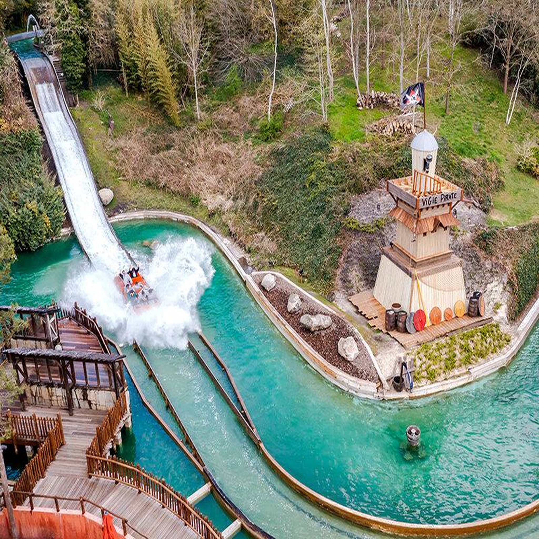 Voir la diapositive 3 : Smartbox Parc Astérix 2025 - Séjour 2 jours / 1 nuit - Hôtel La Cité Suspendue en haute saison - Coffret Cadeau Séjour