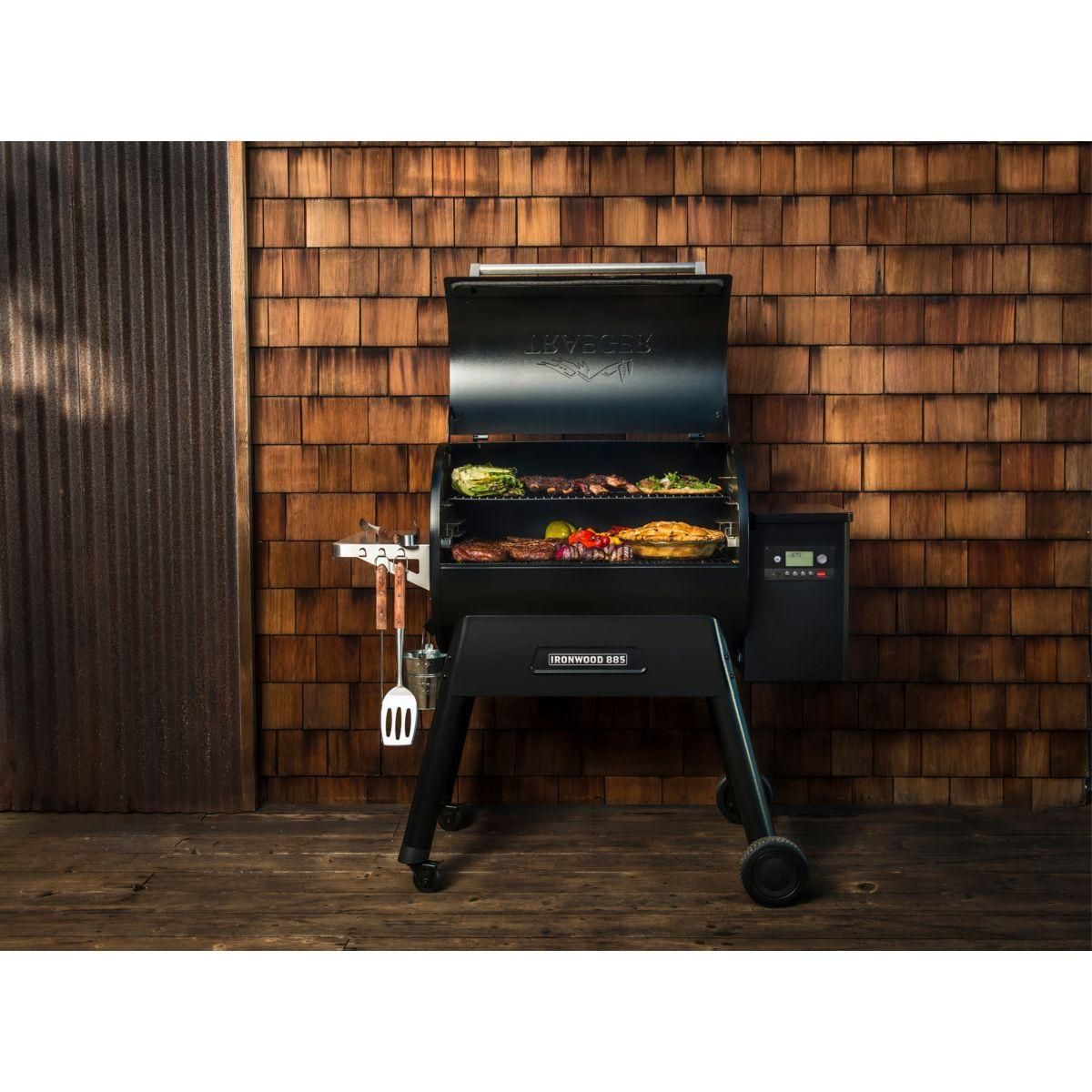 TRAEGER Barbecue pellet IRONWOOD 885 noir sur chariot, grille haute 76x26.5 cm, grille basse 76x48 cm