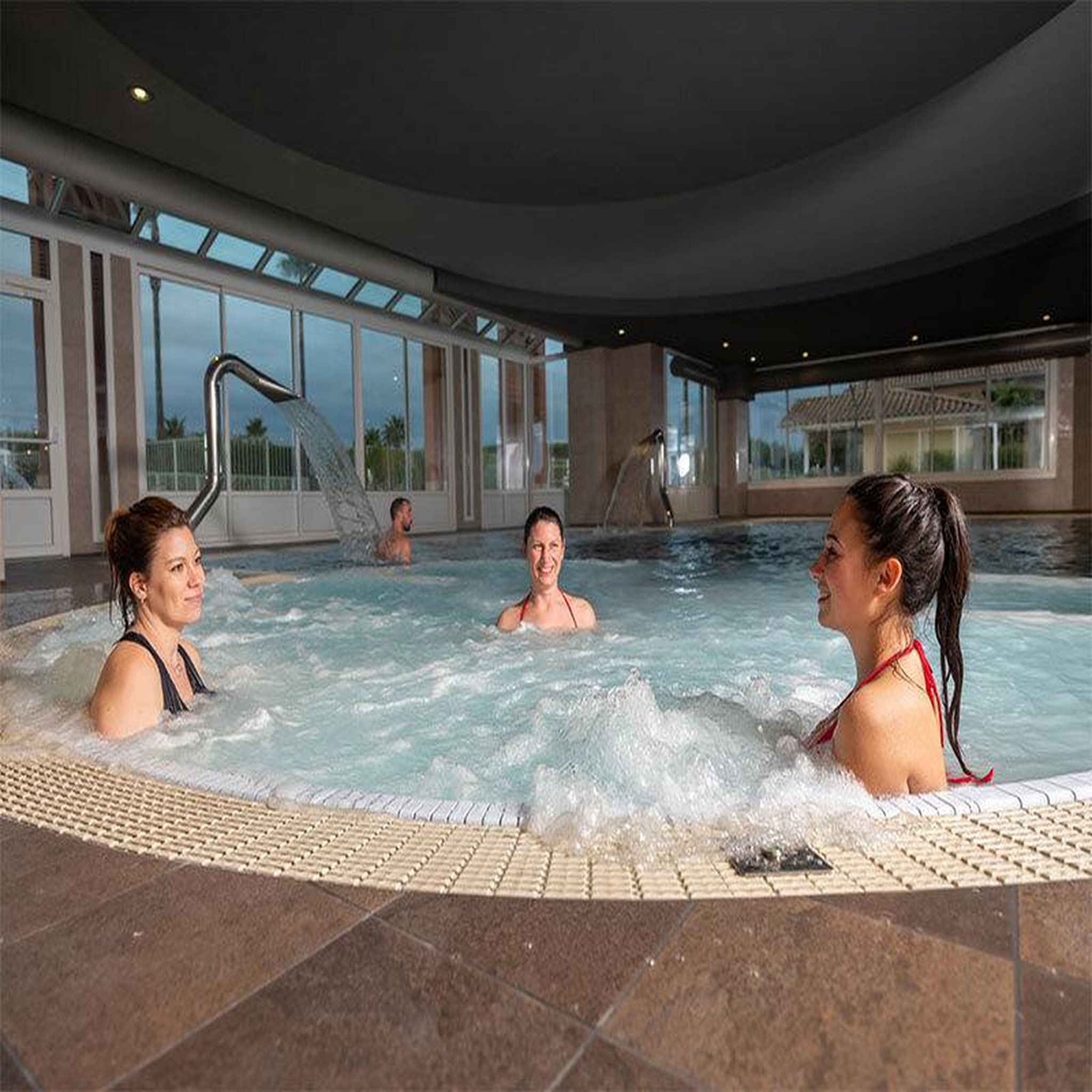 Voir la diapositive 2 : Smartbox 1/2 journée d'accès thalasso et spa marin du mercure port-fréjus 4* avec modelage et déjeuner - coffret cadeau bien-être