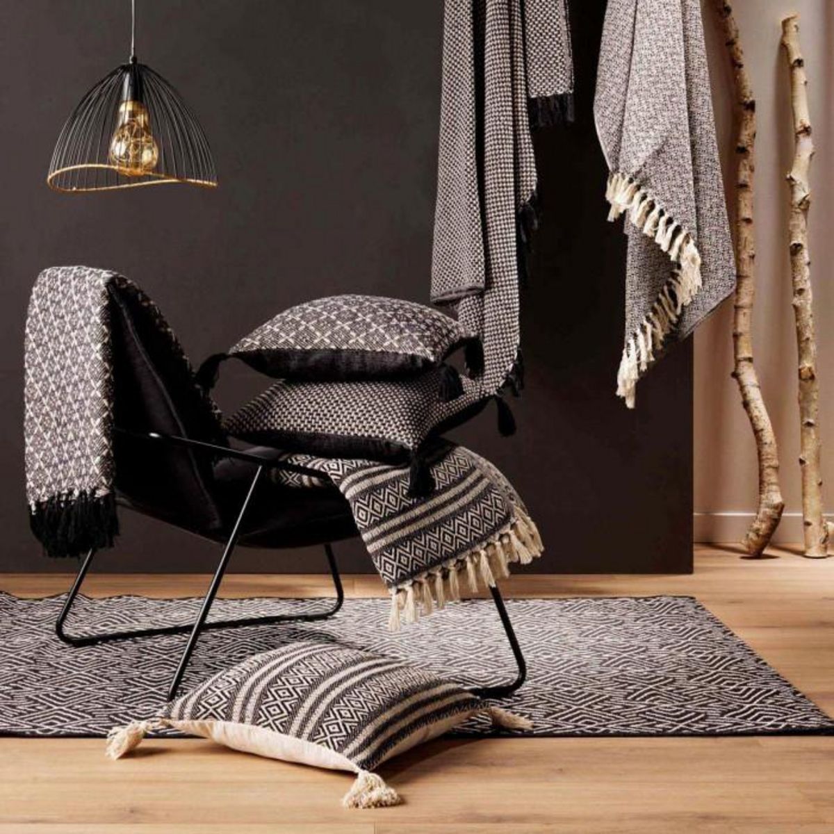 Paris Prix Coussin Déco à Pompons  Janna  40x40cm Noir