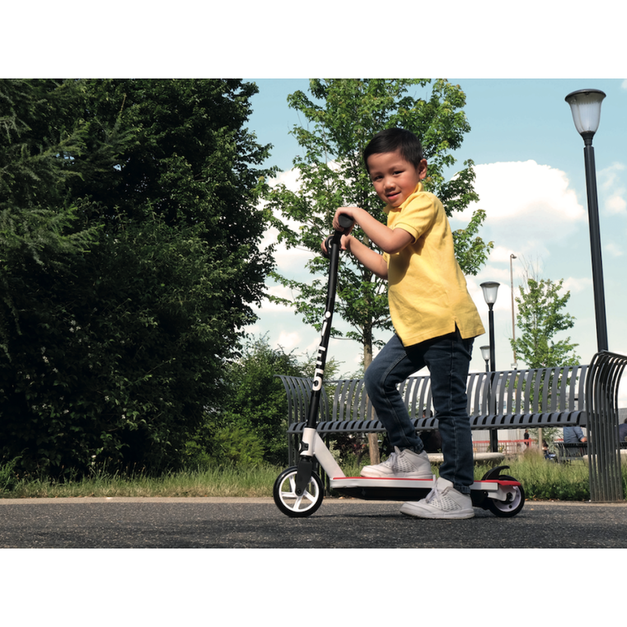Voir la diapositive 2 : URBANGLIDE Trottinette électrique enfant ride flash 55 bleu – moteur 30w - 10 km/h - autonomie jusqu'a 40 min - 3-8 ans
