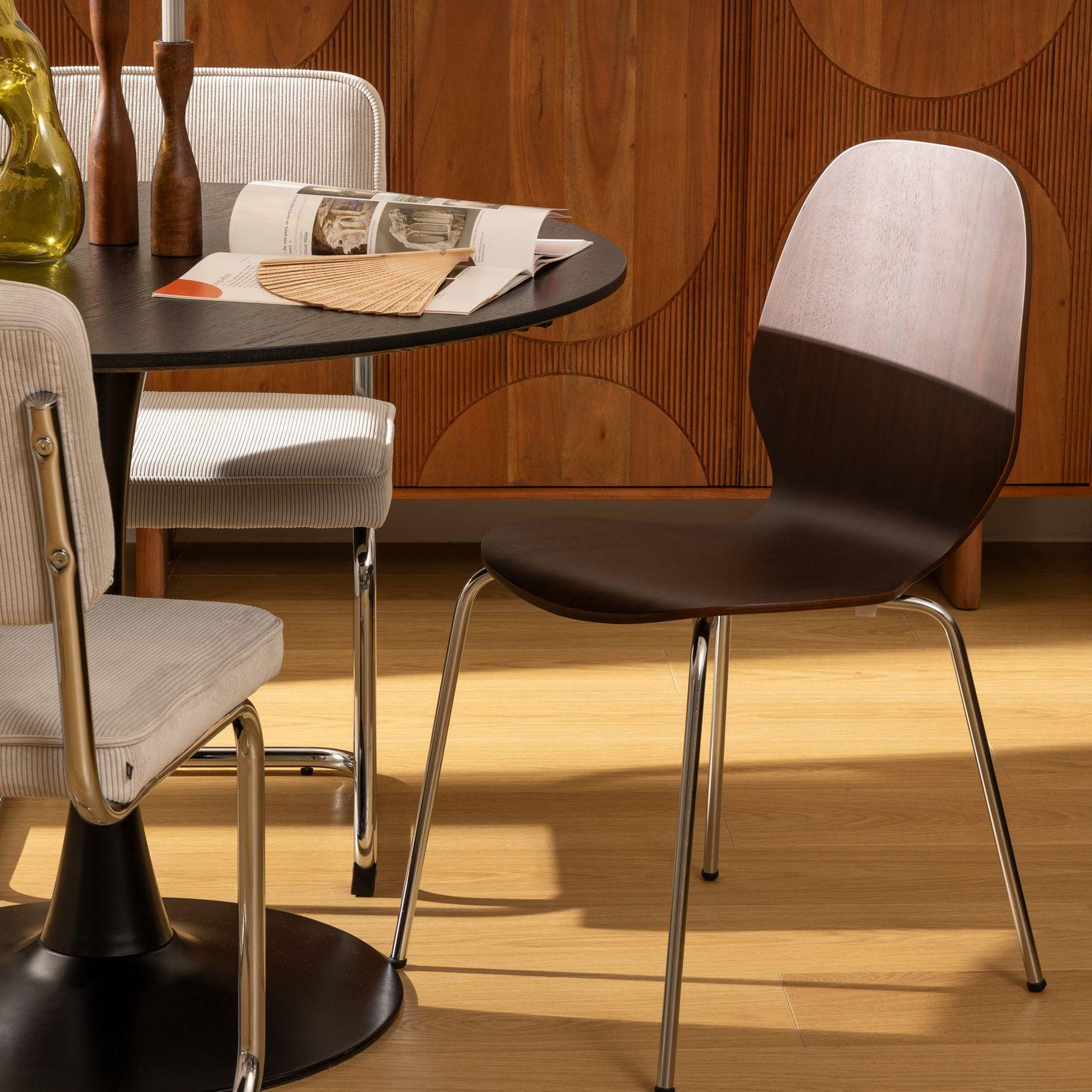 Voir la diapositive 2 : TOILINUX Lot de 4 chaises pieds métal assise en bois massif ouro - marron foncé