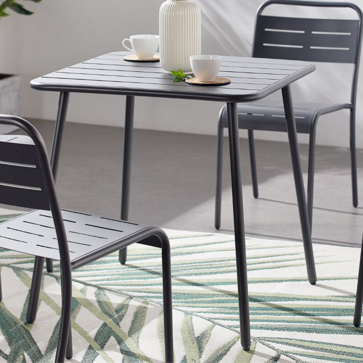 CONCEPT USINE Ensemble table + chaises gris foncé 4 places BERGAME