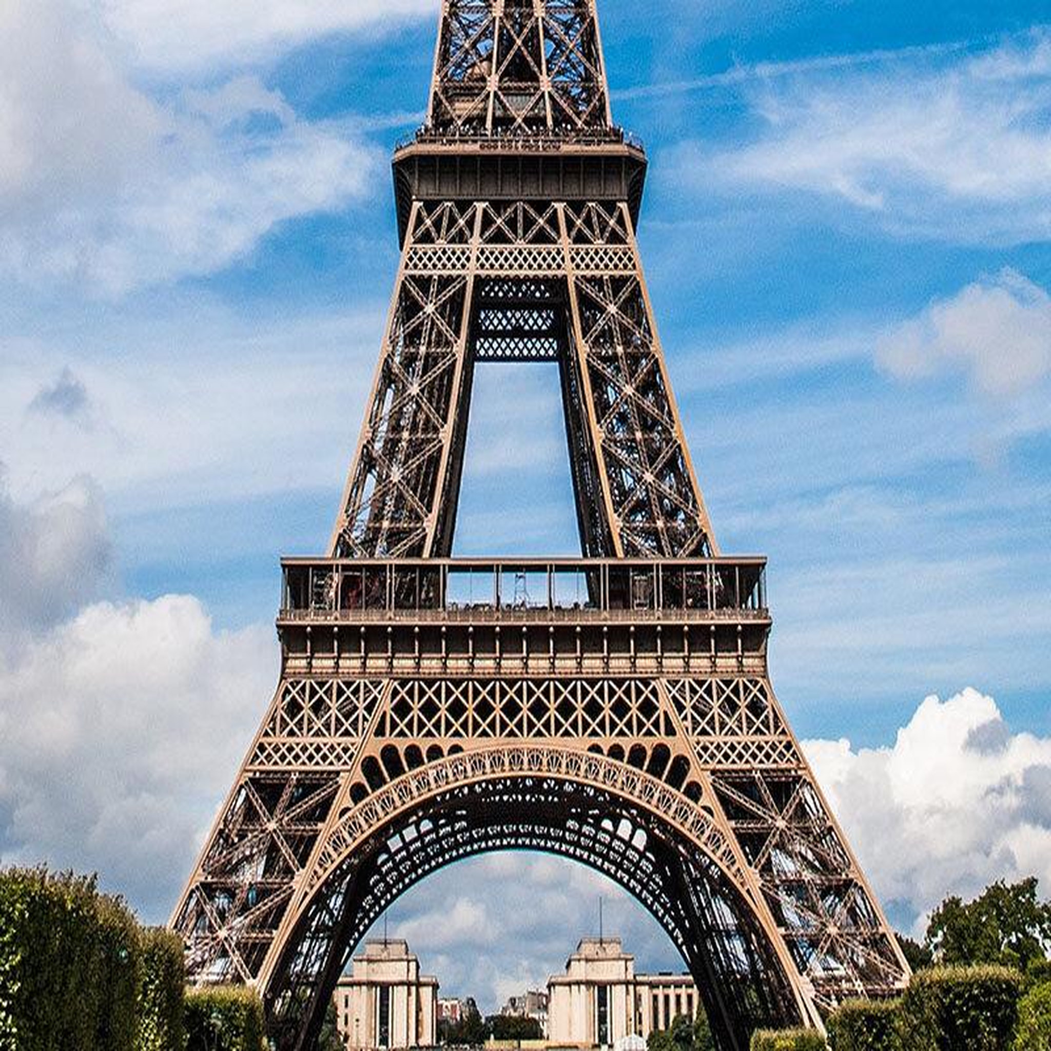 Voir la diapositive 4 : Smartbox Un accès de 2h au sommet de la tour eiffel et une croisière sur la seine - coffret cadeau multi-thèmes