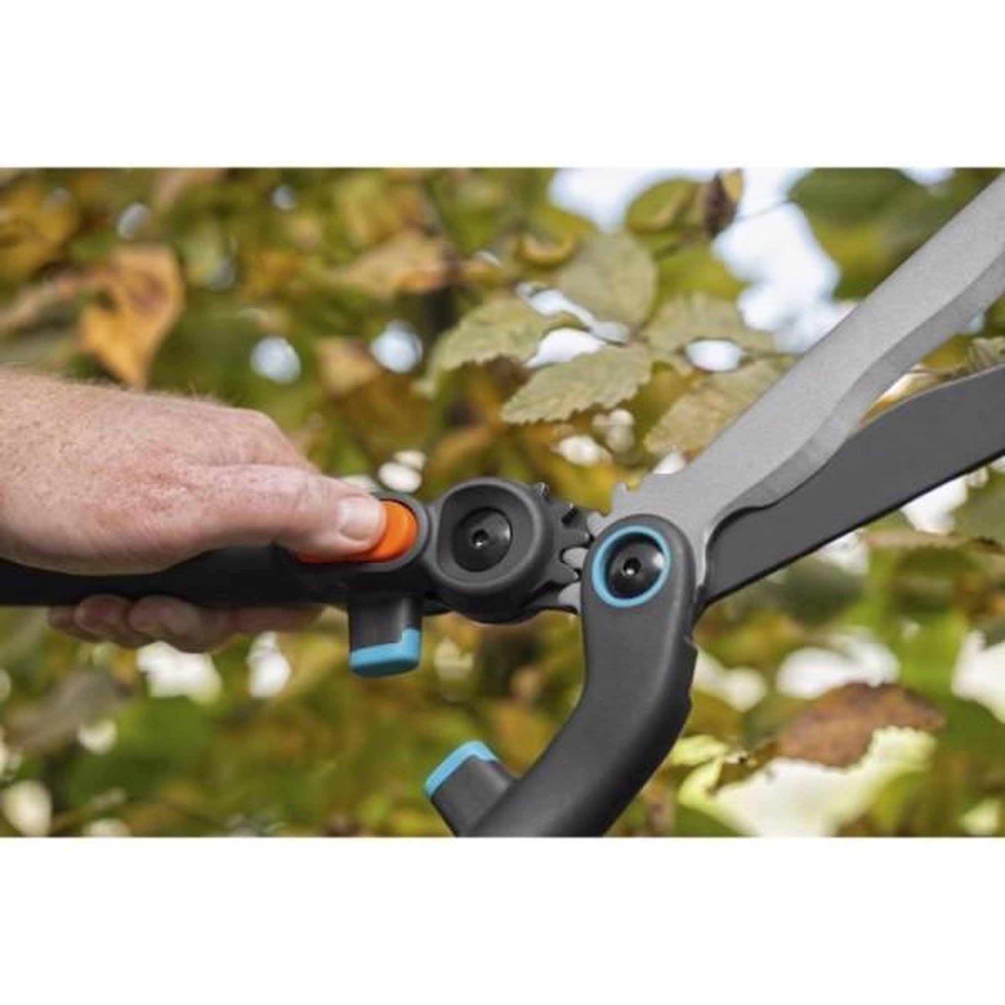 Voir la diapositive 4 : Gardena Gardena cisaille a haies 2en1 energycut –lames ondulées –revetement anti-adhérence – double crémaillere – garantie 25