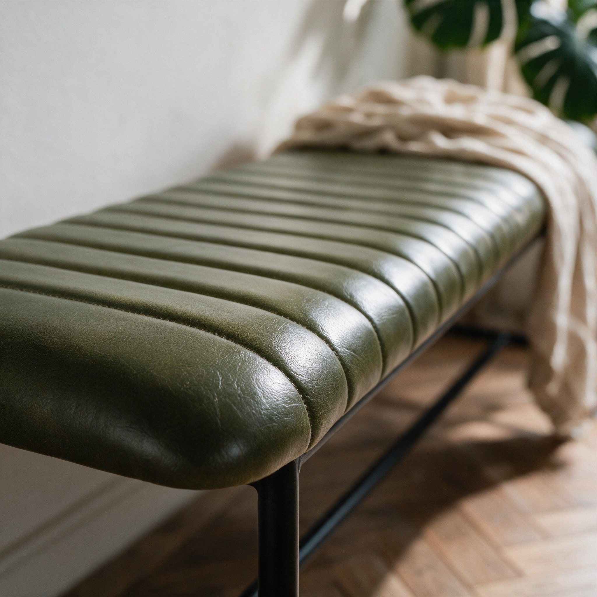Voir la diapositive 6 : MAISON PAVANE Banc 100 cm en cuir de buffle vert-Émile