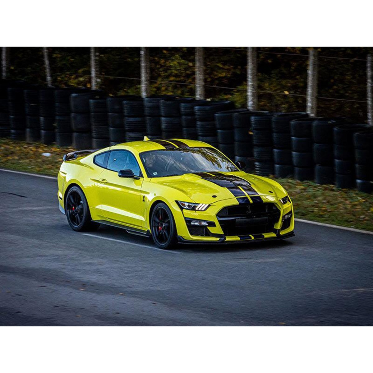Smartbox Stage de pilotage : 4 tours sur le circuit de Mirecourt en Ford Mustang Shelby GT500 - Coffret Cadeau Sport & Aventure