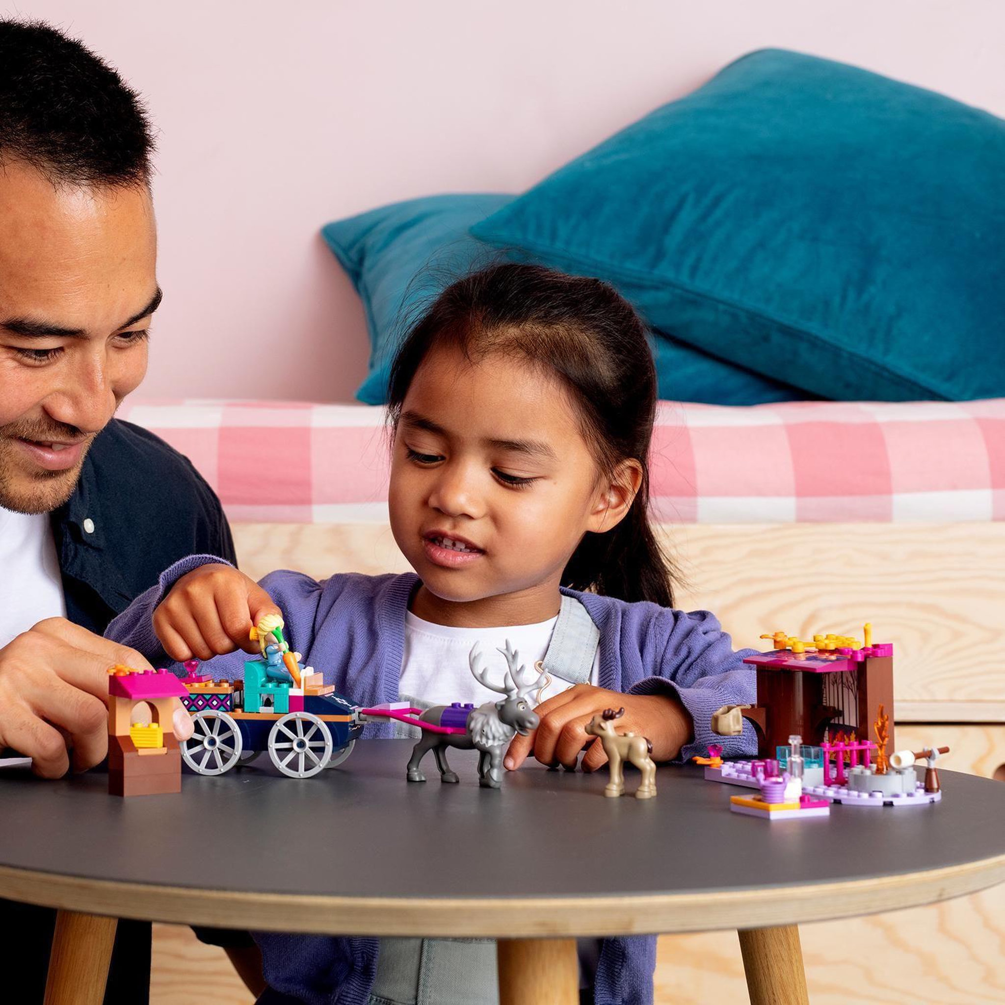 Voir la diapositive 7 : LEGO Disney 41166 L&rsquo;Aventure en Calèche d&rsquo;Elsa, Jouet, Écurie, Princesse Elsa et Figurines