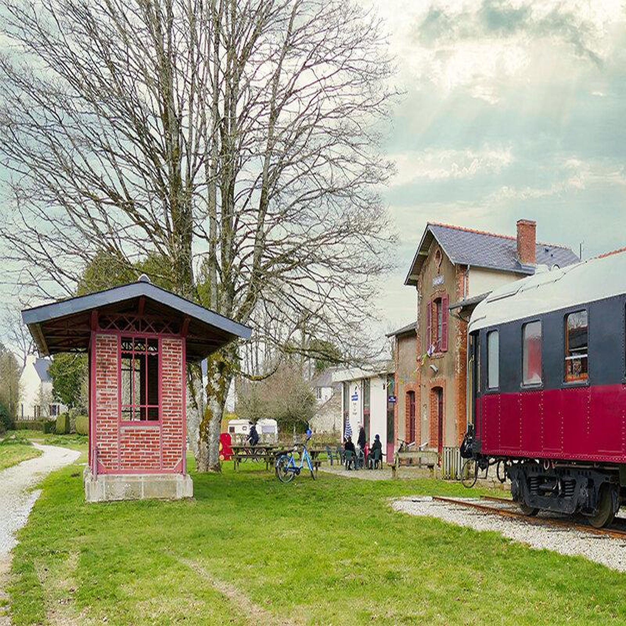 Voir la diapositive 3 : Smartbox 2 jours insolites en famille près de quimper en voiture lit-salon avec location de vélos - coffret cadeau séjour