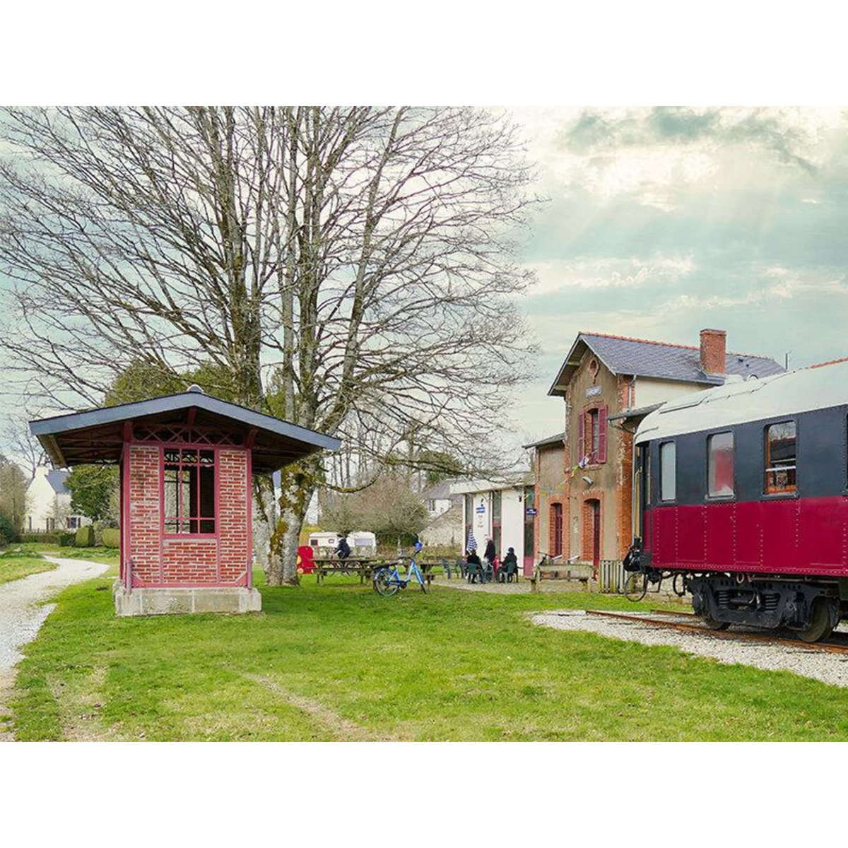Smartbox 2 jours insolites en famille près de Quimper en voiture lit-salon avec location de vélos - Coffret Cadeau Séjour