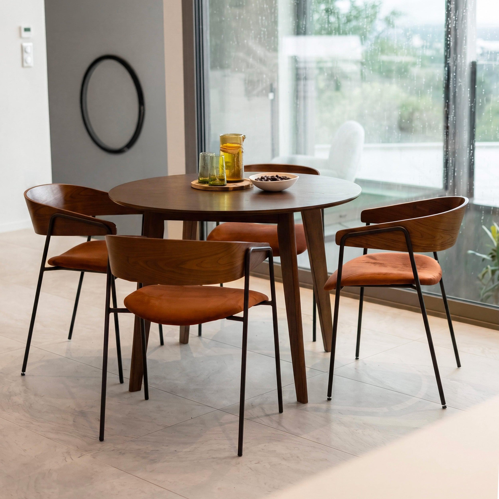 Voir la diapositive 5 : MAISON PAVANE Lot de 2 chaises en velours terracotta et bois de noyer-esmée
