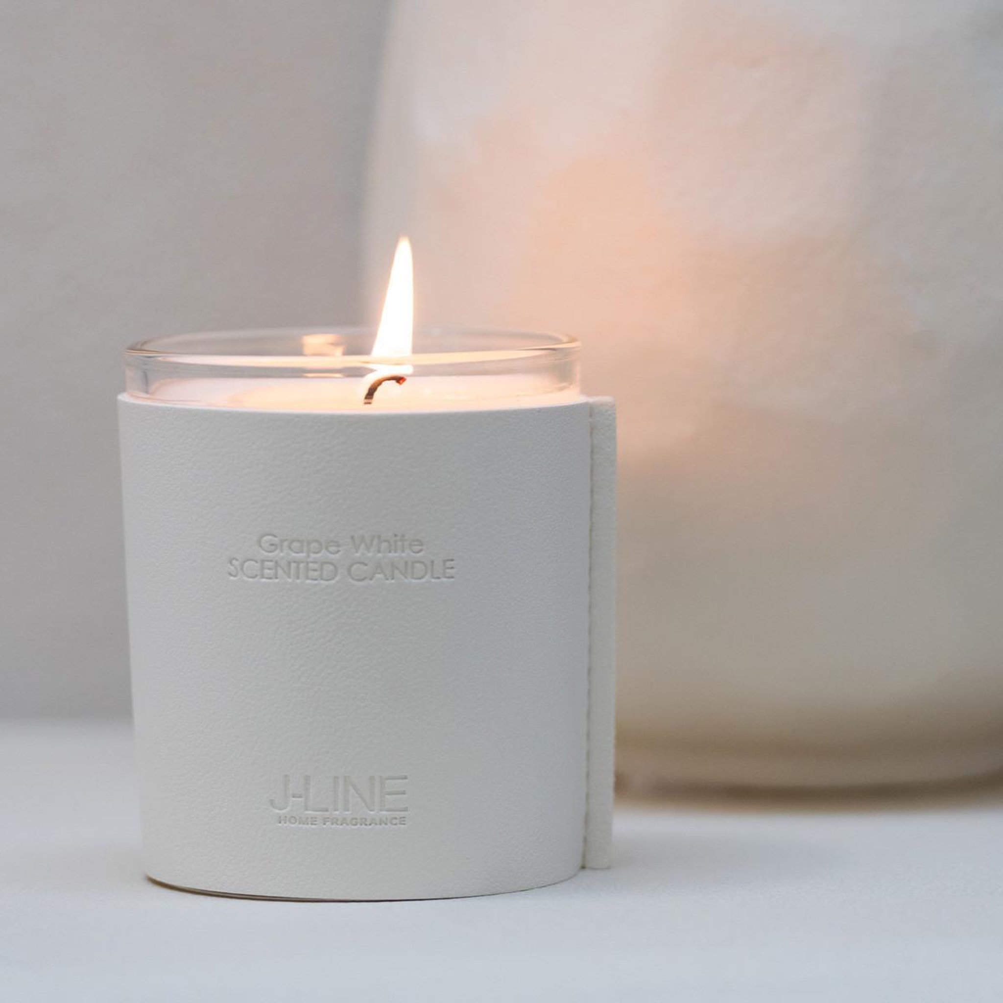 Voir la diapositive 5 : J-LINE Bougie parfumée  scented  14cm grape white