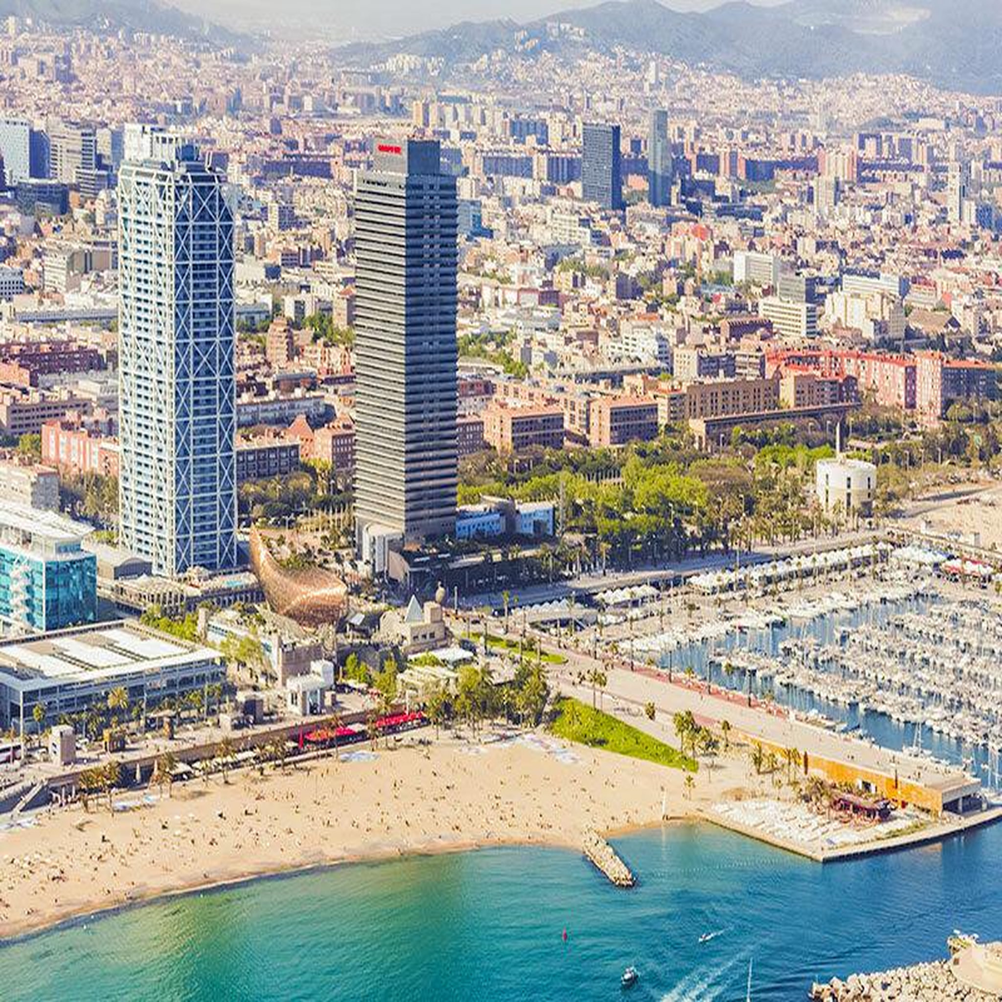 Voir la diapositive 3 : Smartbox Vol en hélicoptère de 7 min au-dessus de Barcelone pour 2 personnes - Coffret Cadeau Sport & Aventure