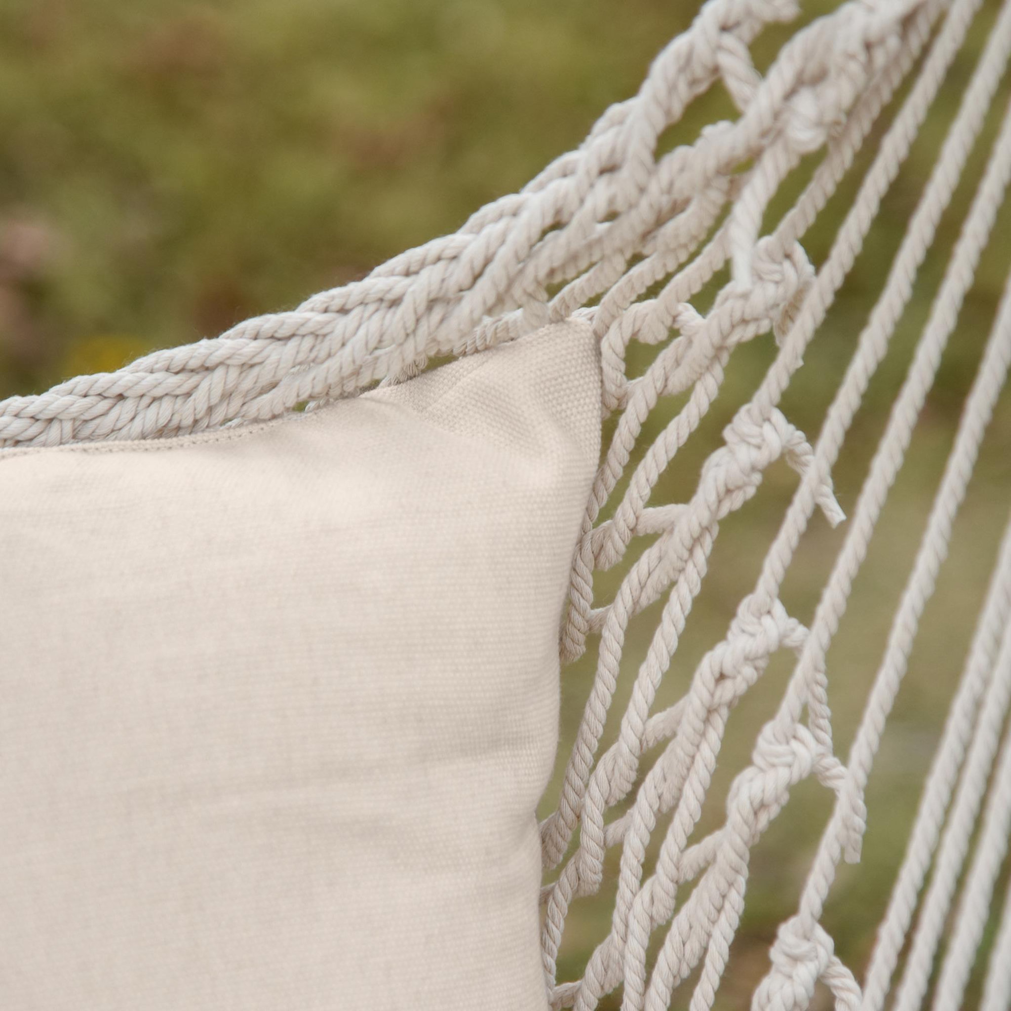 Voir la diapositive 6 : OUTSUNNY Chaise suspendue - fauteuil suspendu - assise dossier rembourrés - bois macramé tissu beige