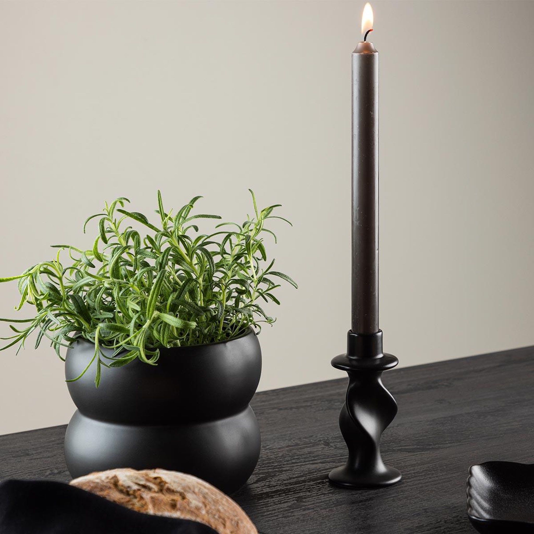 Voir la diapositive 3 : Paris Prix Bougeoir Design en Céramique  Glory  12cm Noir