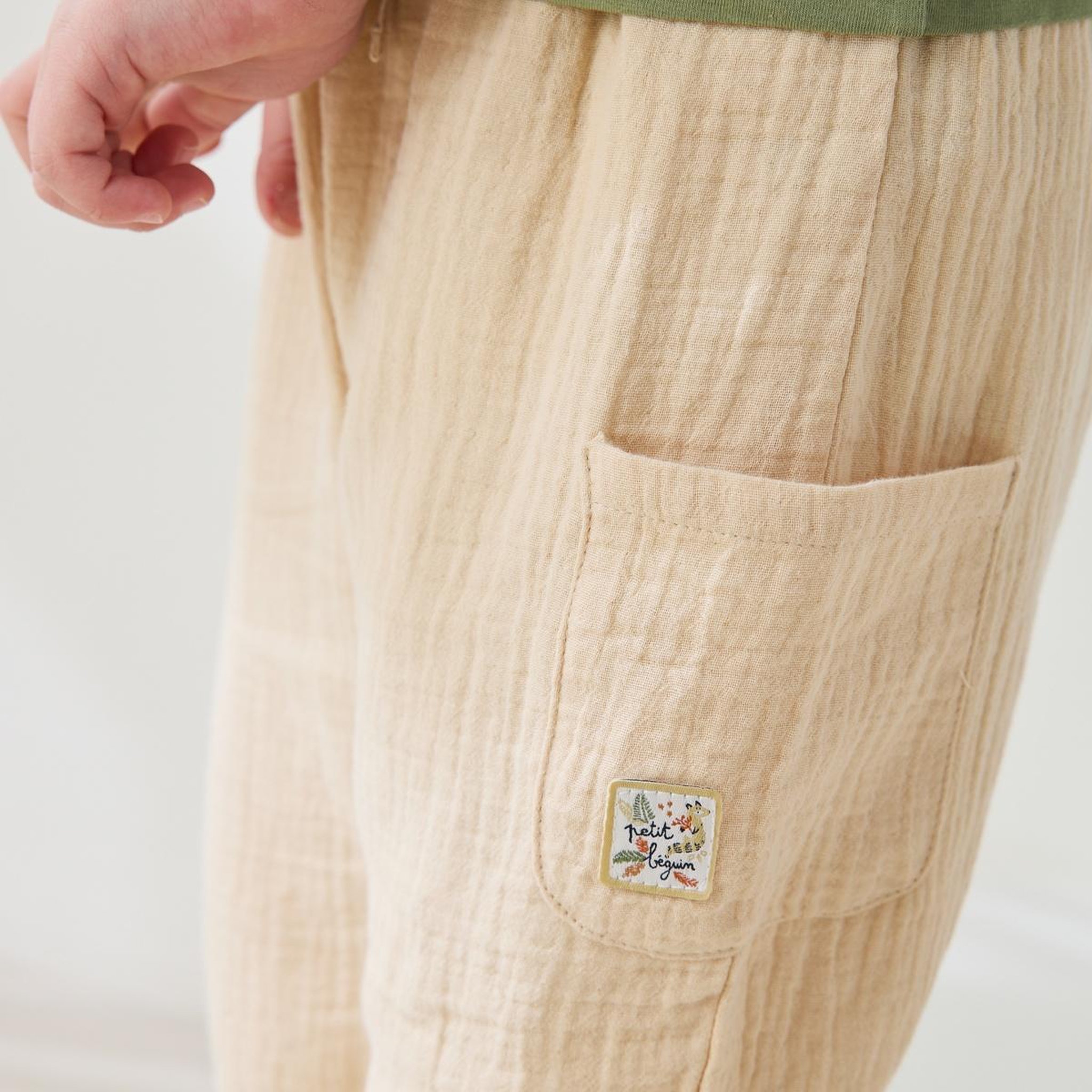 Voir la diapositive 4 : Petit Béguin Pantalon enfant en gaze de coton gabin