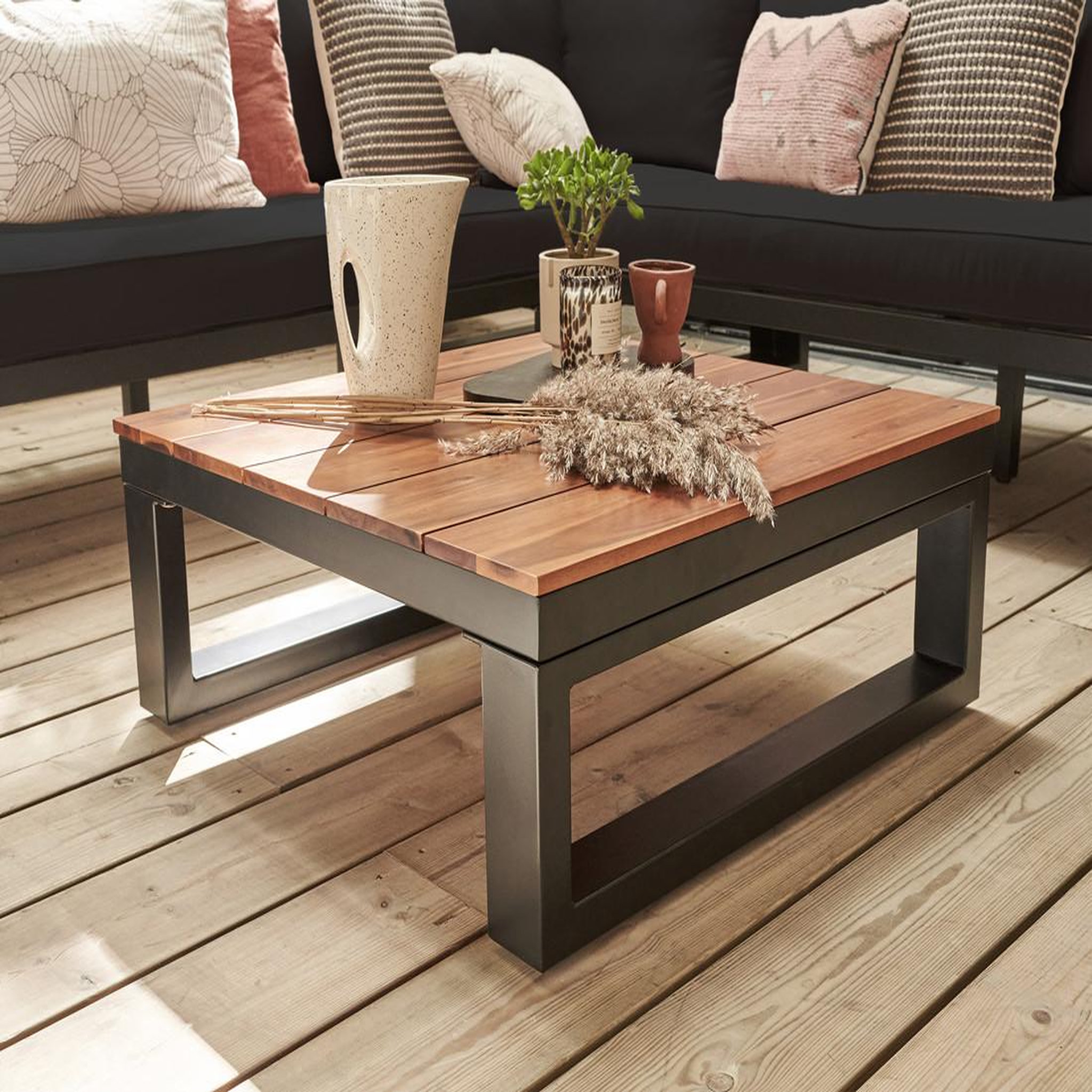 Voir la diapositive 3 : BEST MOBILIER Salome - salon bas de jardin 5 places + table - modulable - bois, métal et coussins noirs