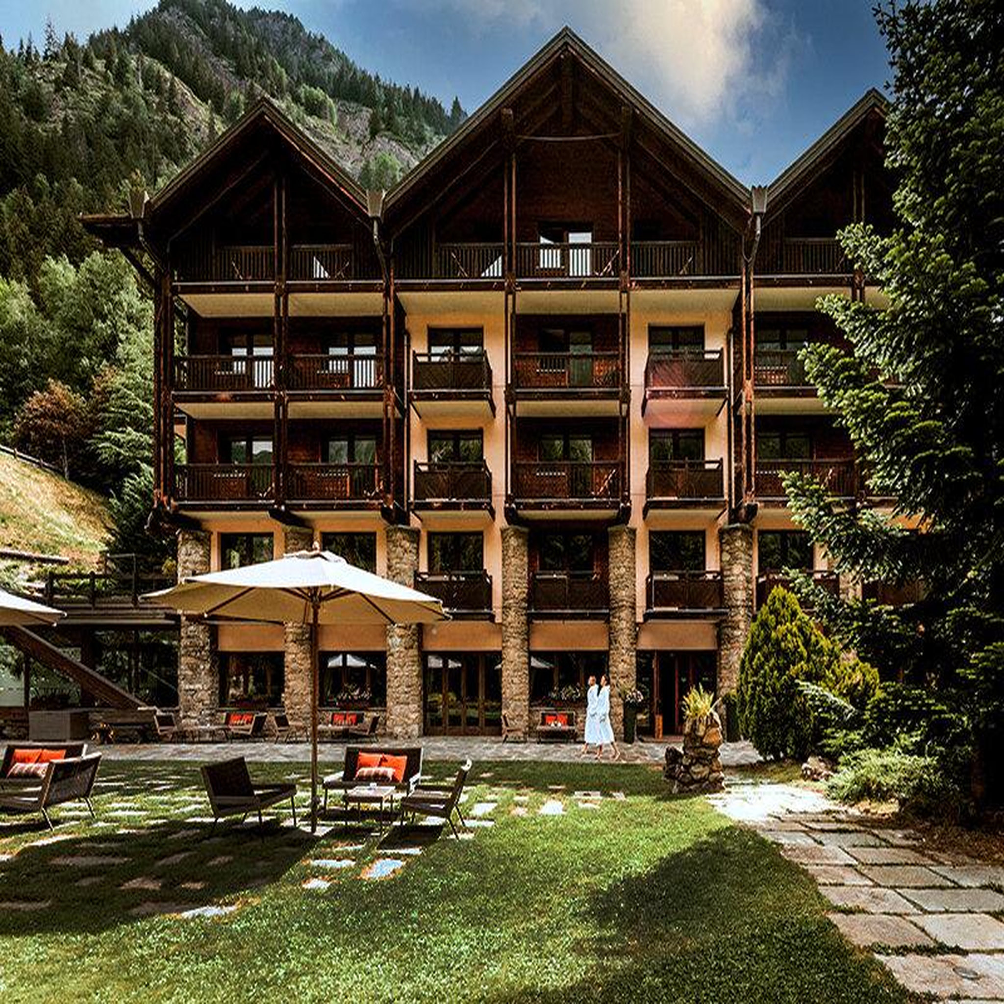 Voir la diapositive 2 : Smartbox Qc spa monte bianco : 2 nuits au qc hotel monte bianco avec accès spa et soin bien-être offert - coffret cadeau séjour