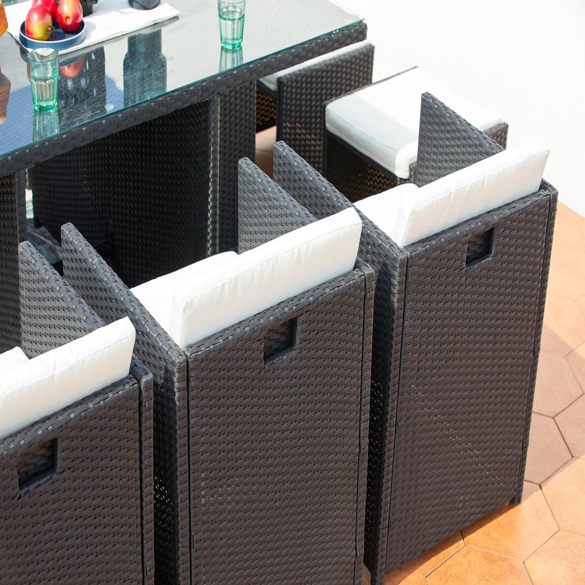 Voir la diapositive 4 : CONCEPT USINE Table et chaises 10 places encastrables résine noir-blanc miami