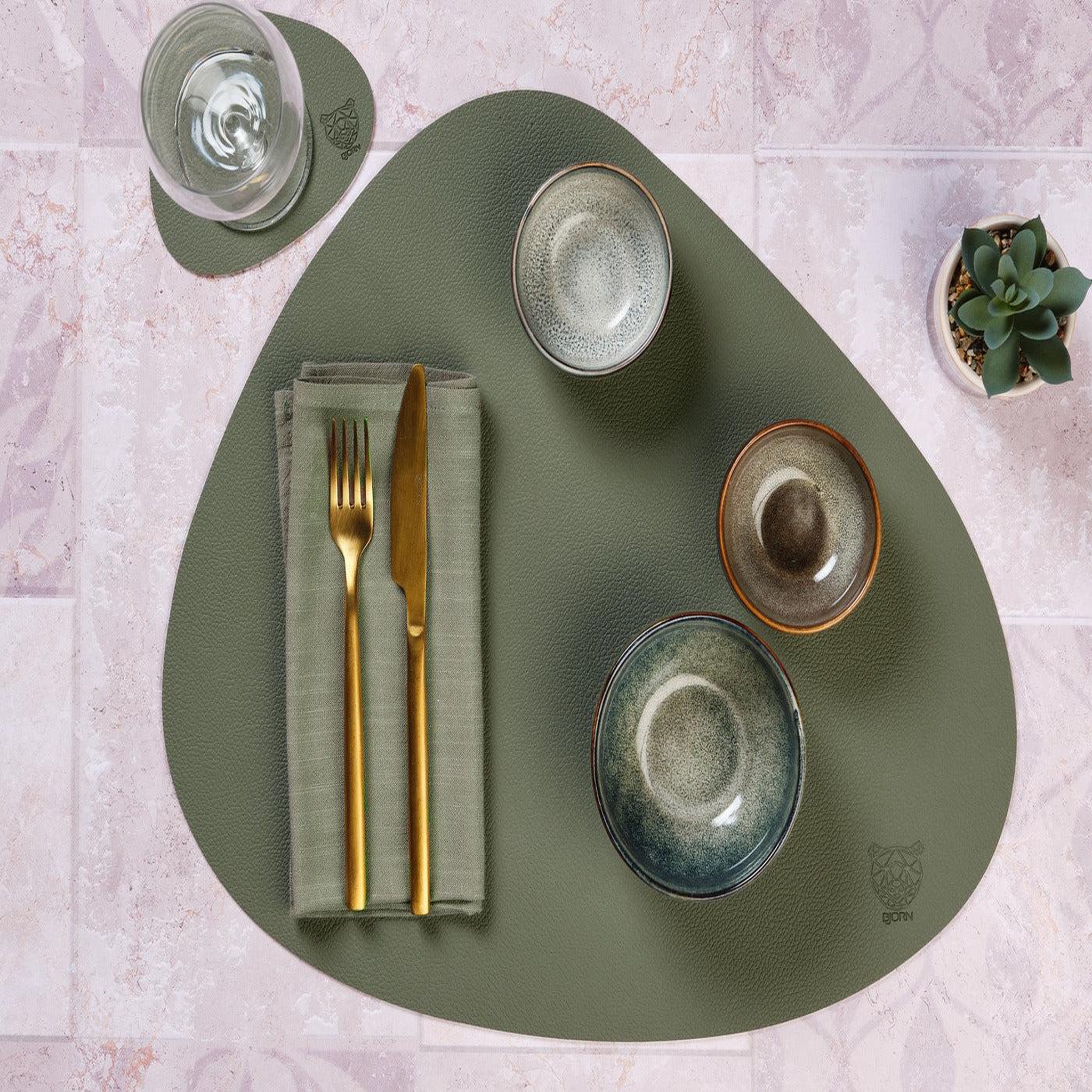 Voir la diapositive 6 : BJORN Sous-verre curve réversible - 6 pièces - cuir recyclé blanc crème et vert de gris