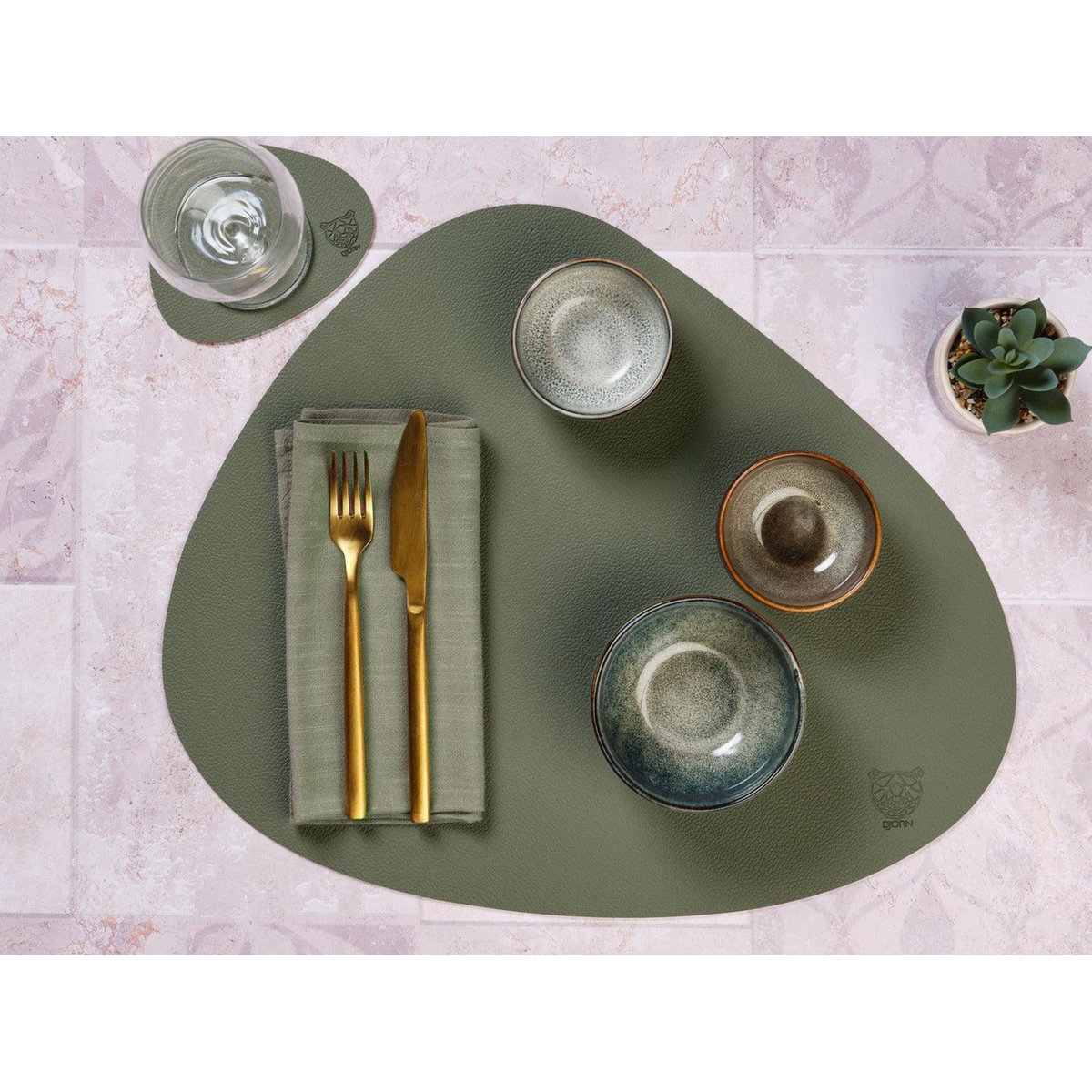 BJORN Sous-verre curve réversible - 6 pièces - Cuir recyclé blanc crème et vert de gris