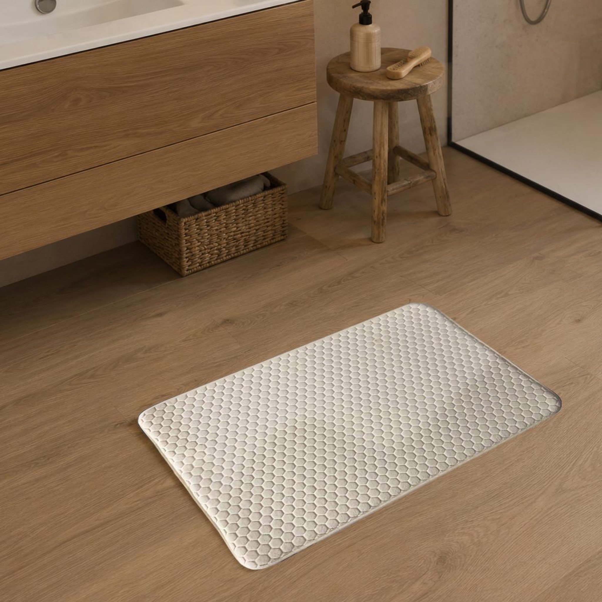 Voir la diapositive 2 : GUY LEVASSEUR Tapis de bain mémoire de forme - alvéole nid d'abeille 50x80cm