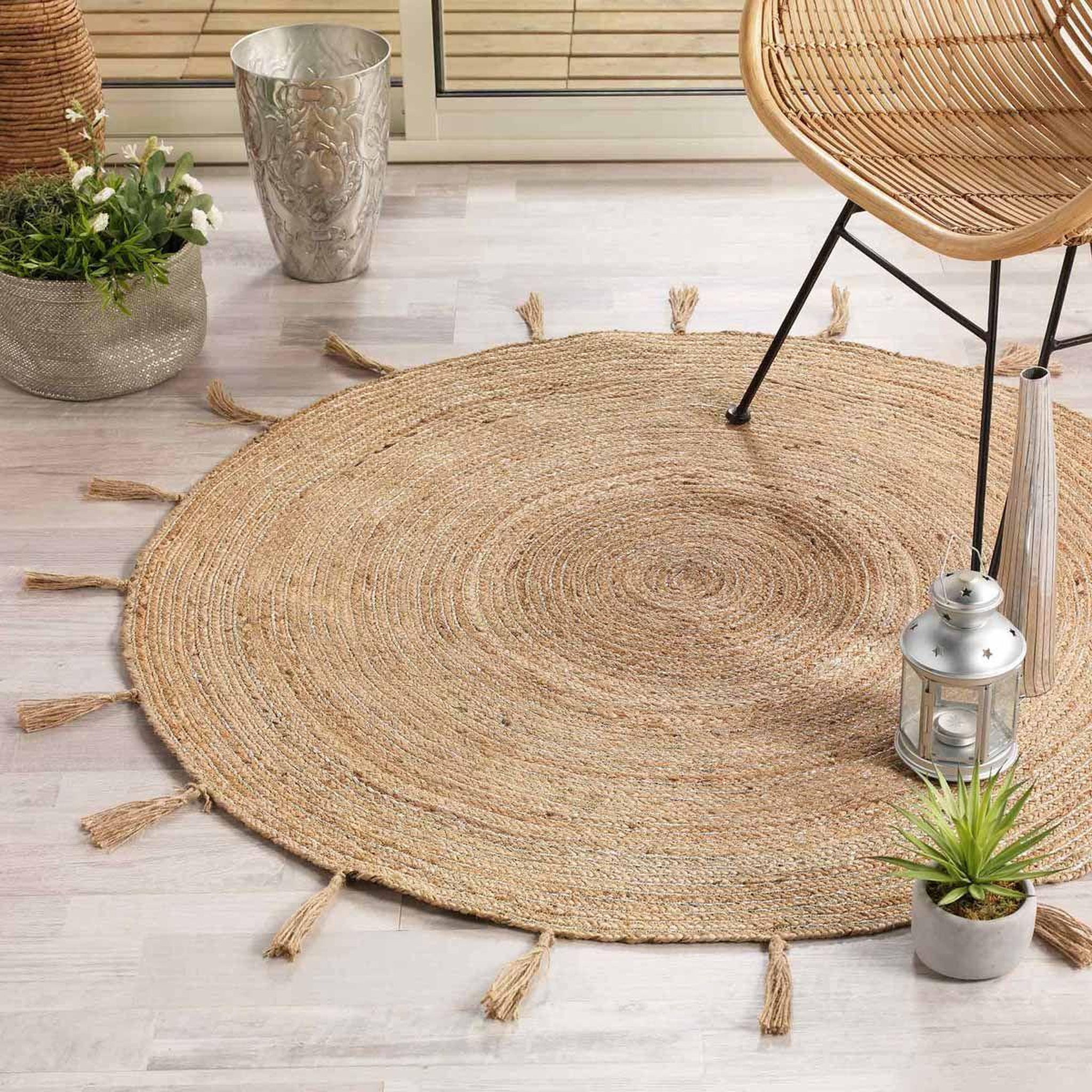 Voir la diapositive 4 : Douceur d'Intérieur Tapis à pompons en jute  sanda  120cm argent