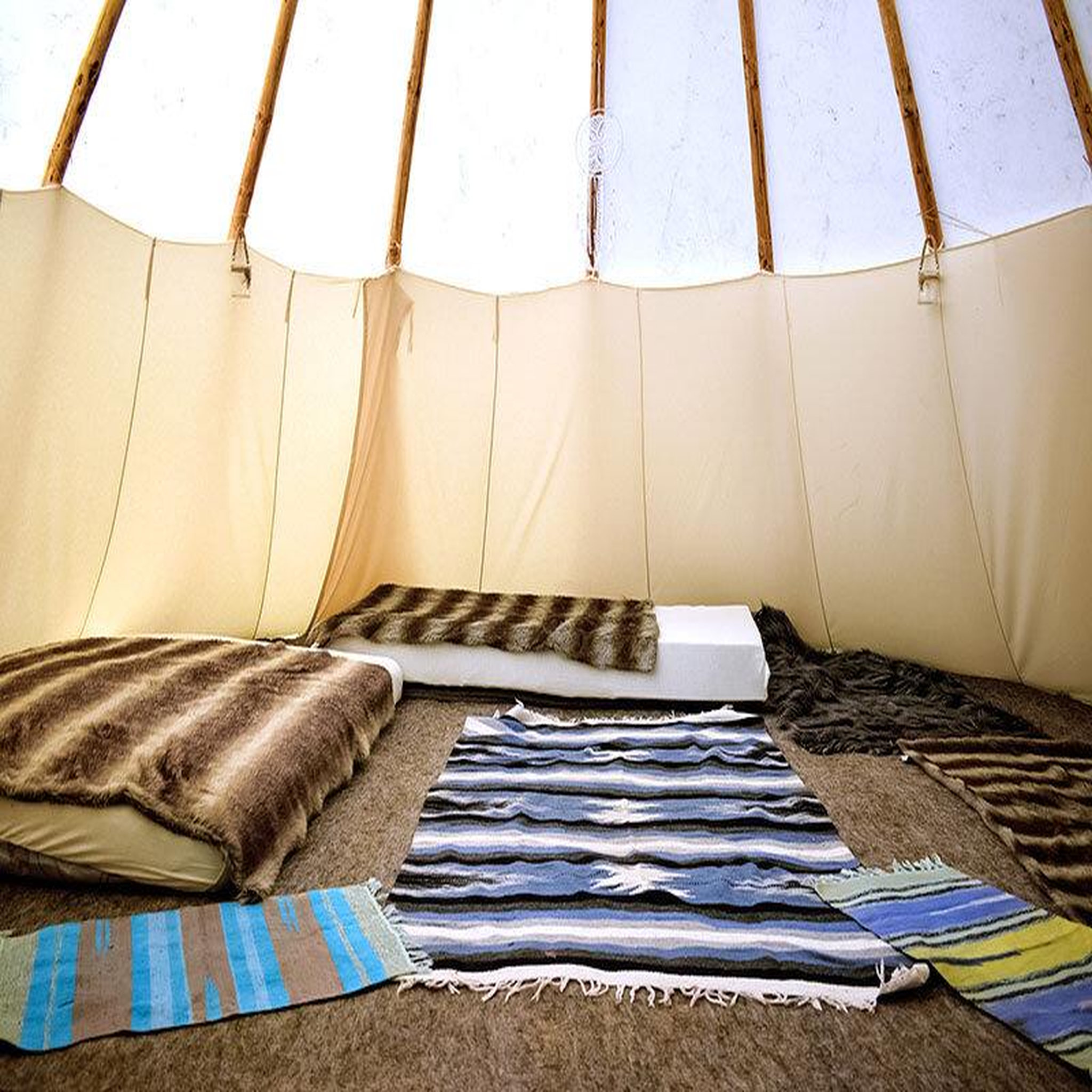 Voir la diapositive 2 : Smartbox 4 jours insolites en tipi près de dijon - coffret cadeau séjour