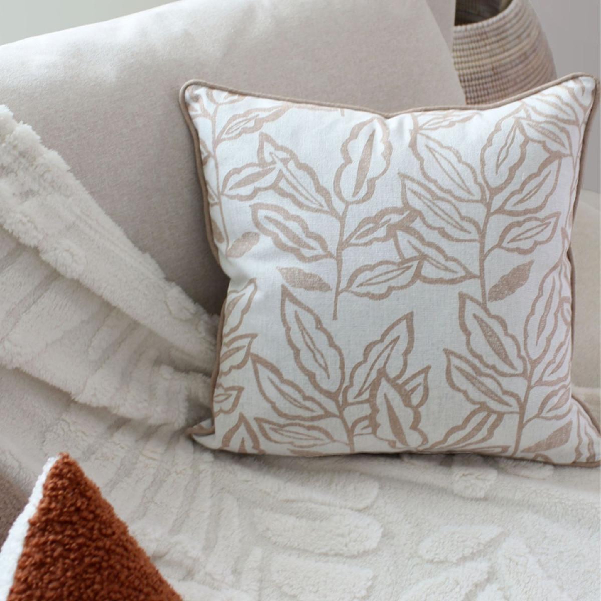Voir la diapositive 2 : ENJOY HOME Coussin déco à motifs  lodge  40x40cm écru