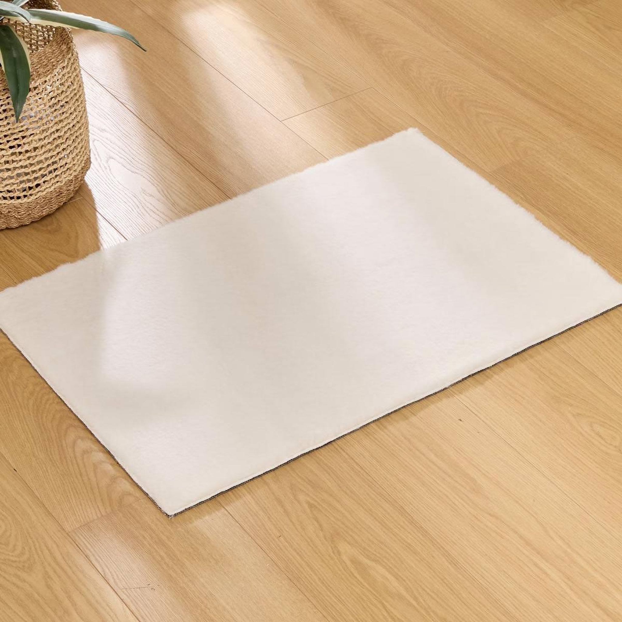 Voir la diapositive 4 : ATMOSPHERA Tapis imitation fourrure  couka  60x90cm blanc