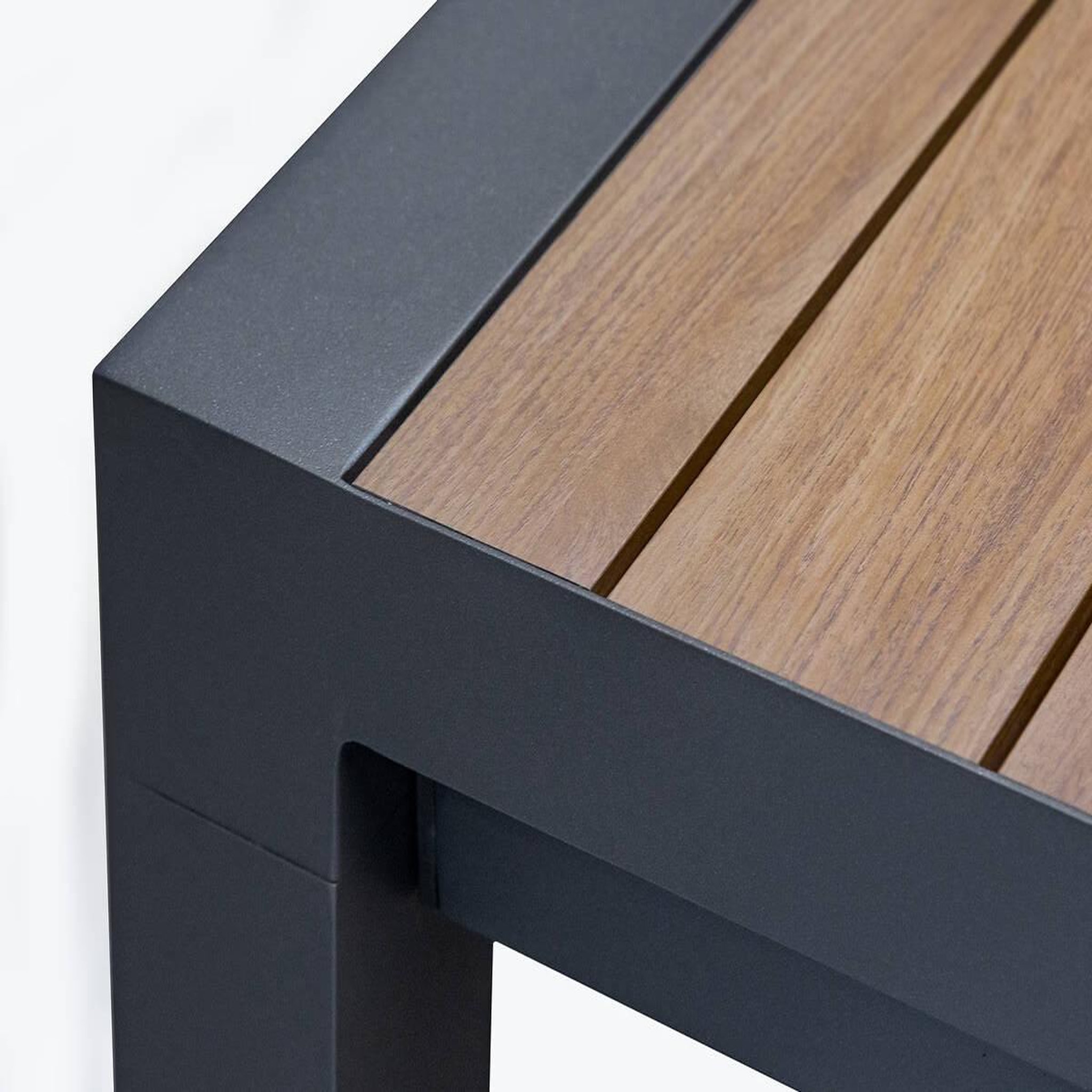 Voir la diapositive 4 : HESPERIDE Table de jardin carrée extensible alu Evasion 8/10 places effet bois honey et graphite - Hespéride