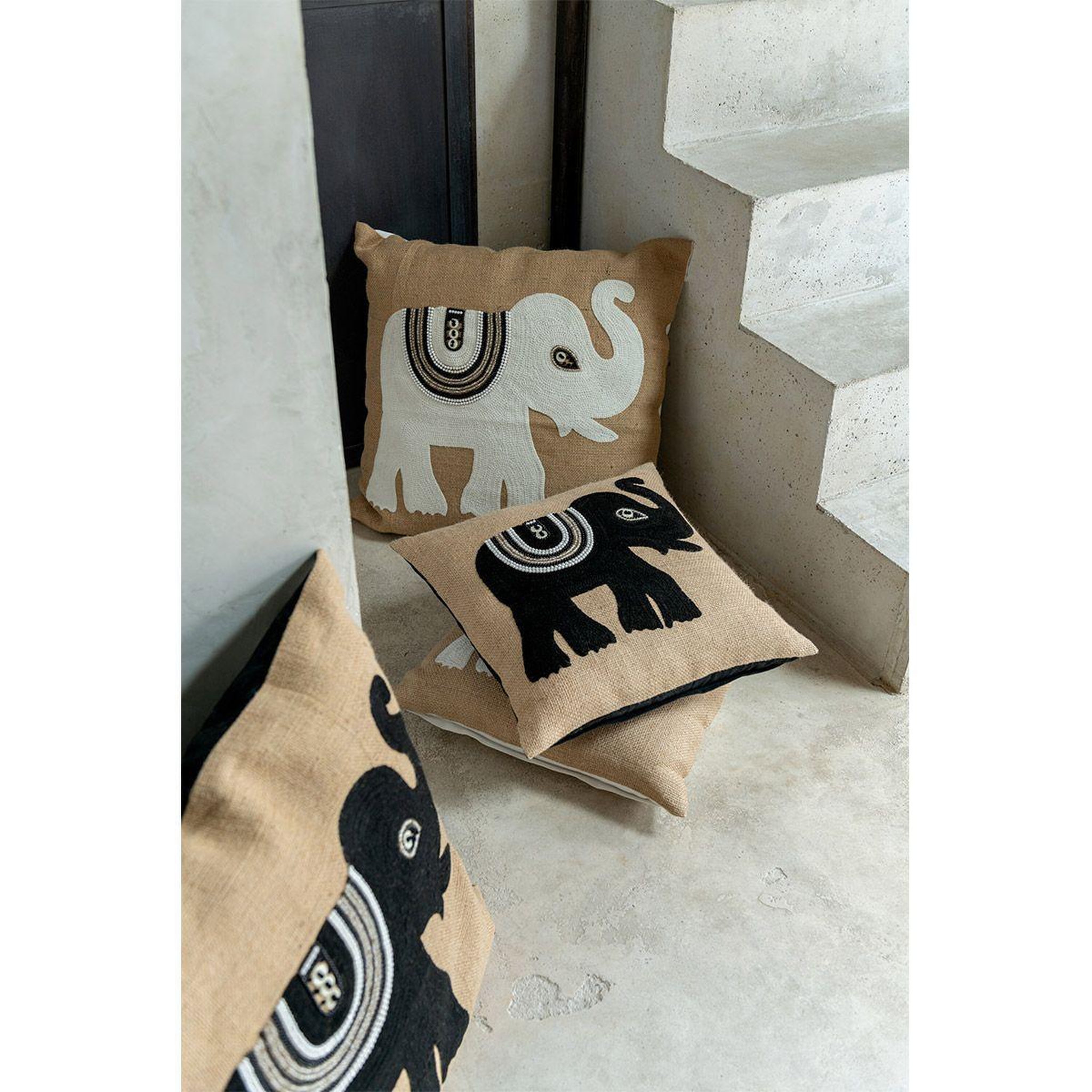 Voir la diapositive 4 : J-LINE Coussin Déco Jute  Eléphant  45x45cm Beige & Blanc