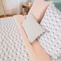 Voir la diapositive 6 : COTE DECO Parure de lit Aliso - Microfibre 72 g/m² - 220 x 240 cm - Gris