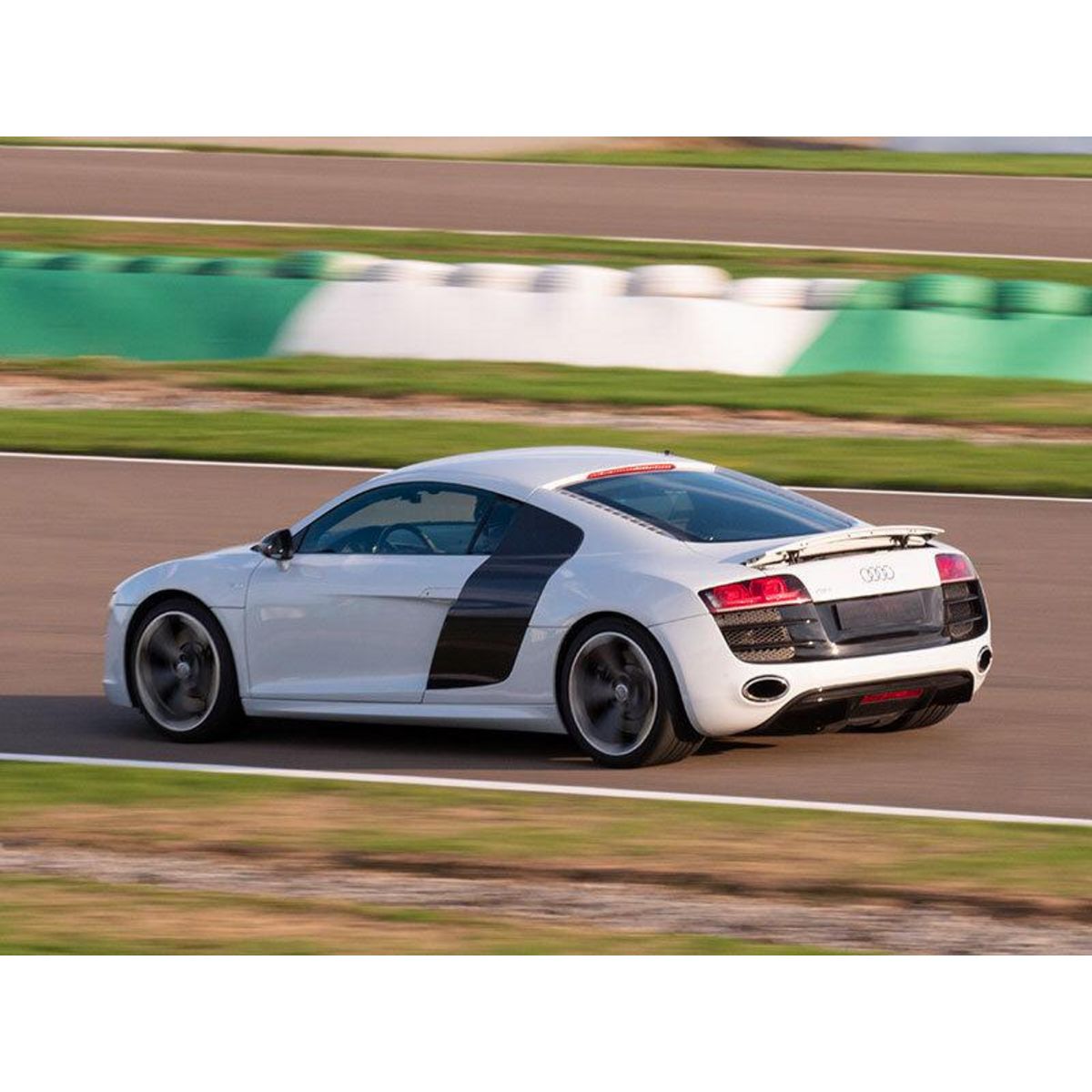 Smartbox Stage de pilotage multivolant : 2 tours en Aston Martin Vantage et 2 tours en Audi R8 sur le circuit de Trappes - Coffret Cadeau Sport & Aventure