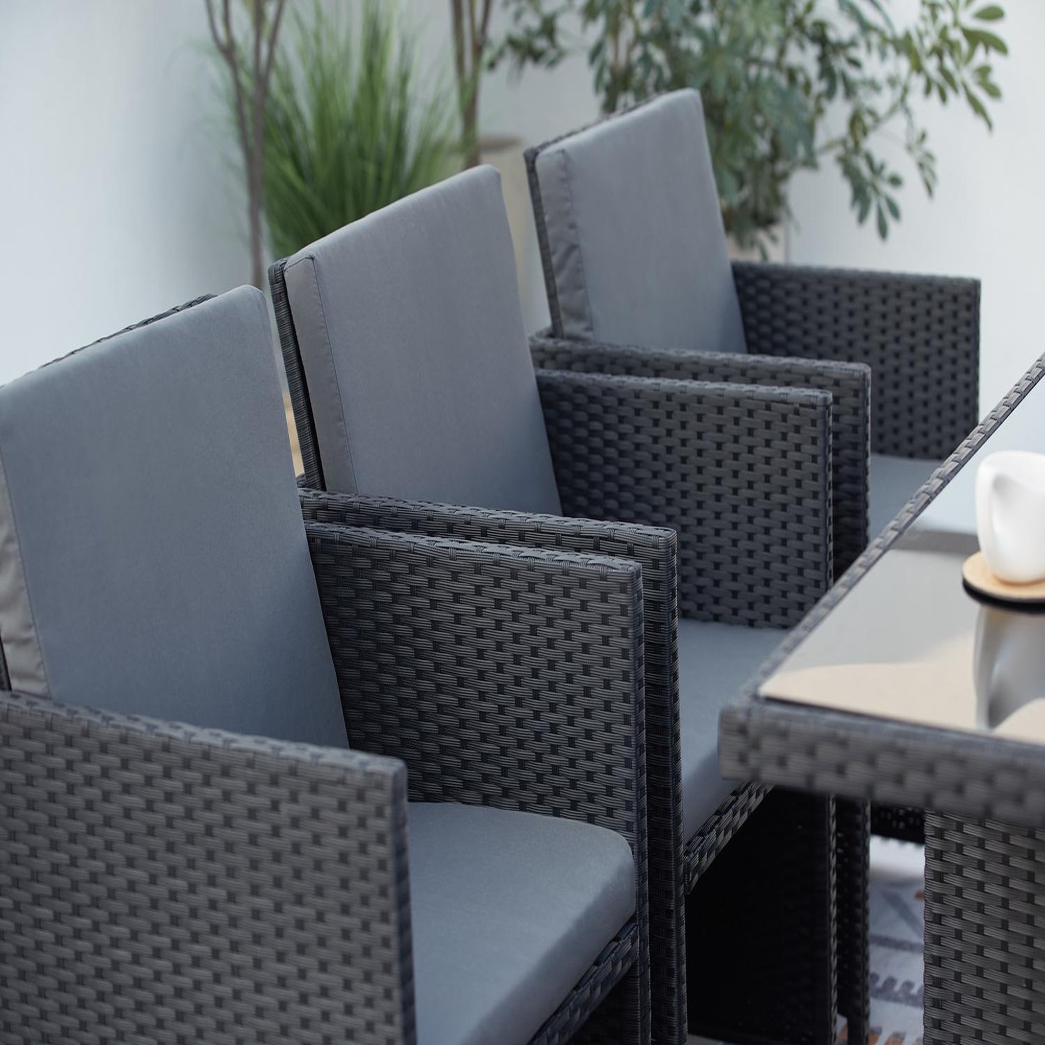 Voir la diapositive 3 : CONCEPT USINE Table et chaises 10 places encastrables en résine noir-gris monaco
