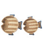 Voir la diapositive 2 : Paris Prix Lot de 2 Plateaux Déco  Poissons  43cm Naturel & Bleu