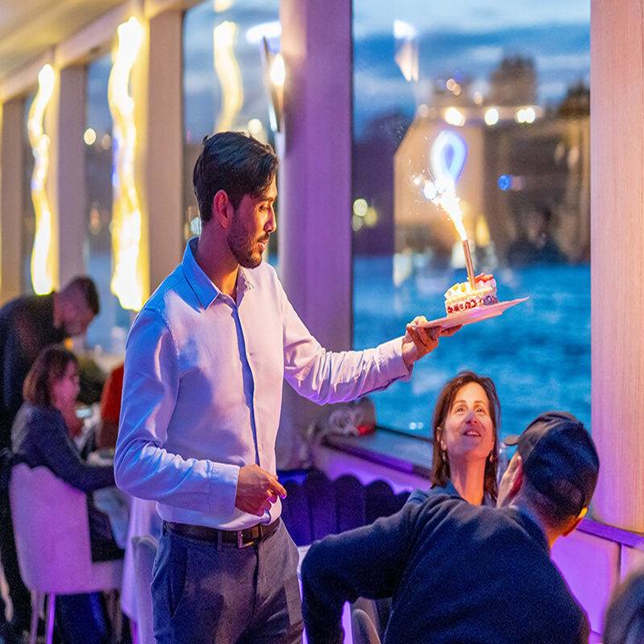 Voir la diapositive 5 : Smartbox Croisière festive sur la seine : 2h45 avec dîner à bord du diamant bleu - coffret cadeau multi-thèmes