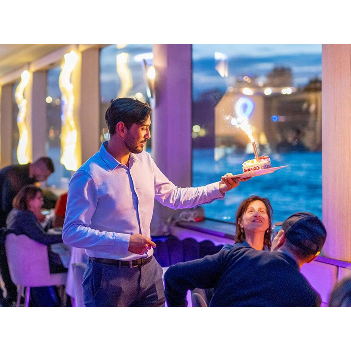 Smartbox Croisière festive sur la Seine : 2h45 avec dîner à bord du Diamant Bleu - Coffret Cadeau Multi-thèmes