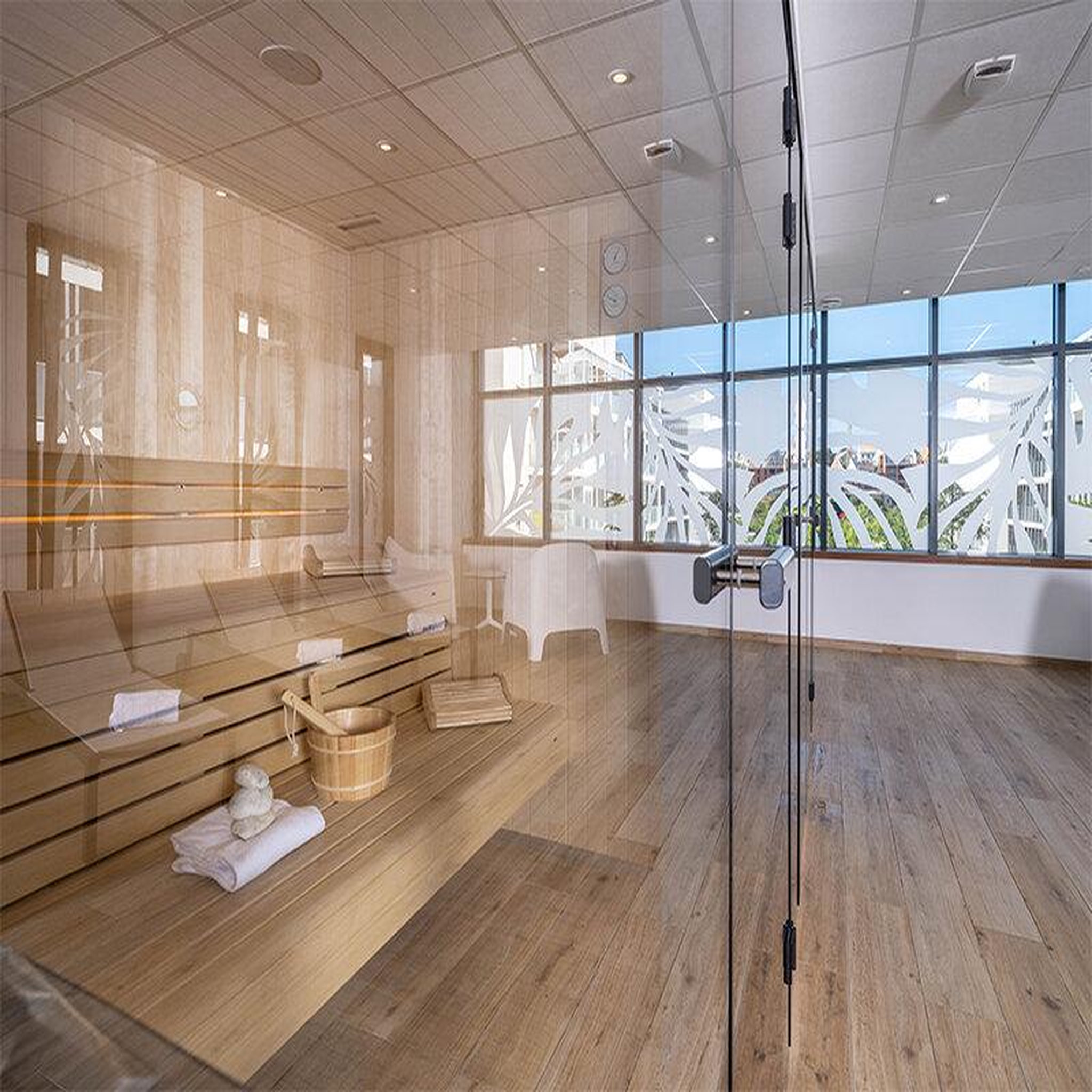 Voir la diapositive 4 : Smartbox 2 jours en suite dans un hôtel balnéaire 4* à pornic avec dîner et accès à l'espace bien-être - coffret cadeau séjour