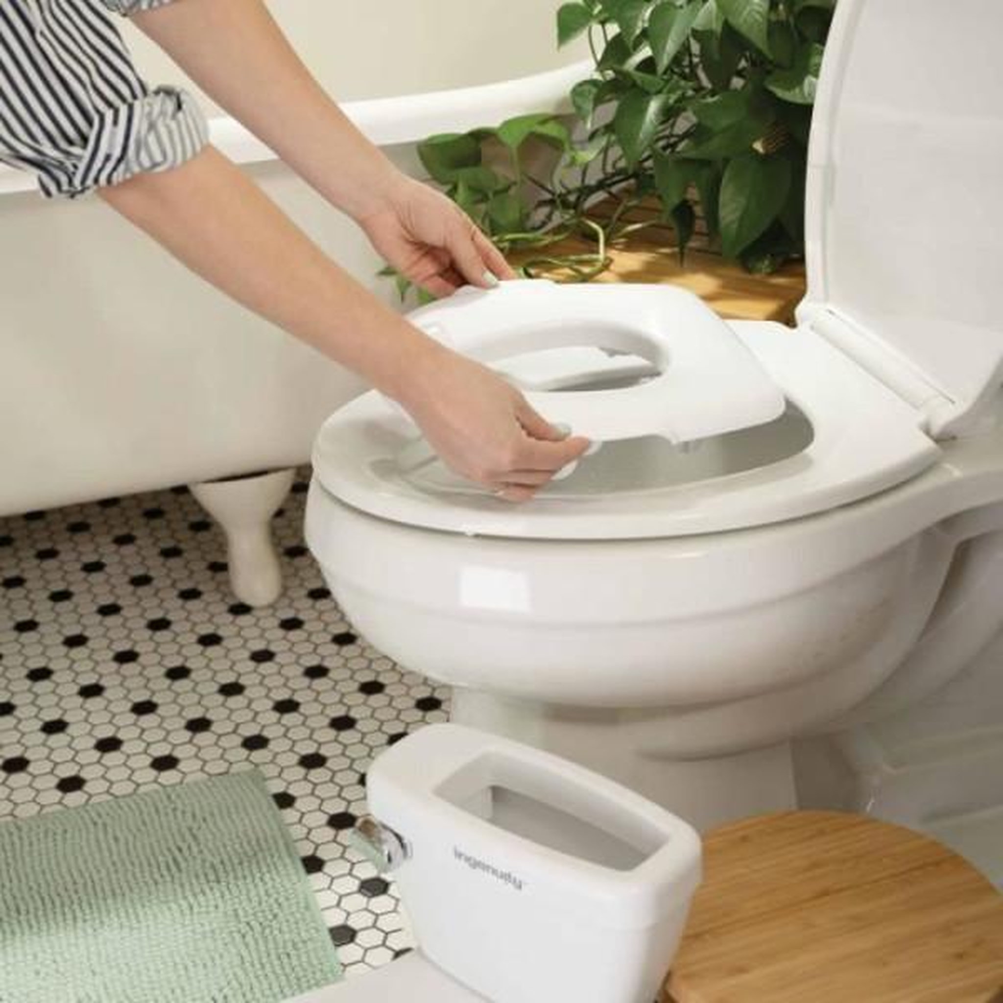 Voir la diapositive 6 : MARKET24 INGENUITY Mini Toilette enfant avec Réducteur de Toilette inclus, Chasse d'eau musicale et rangement lingette intégré blanc