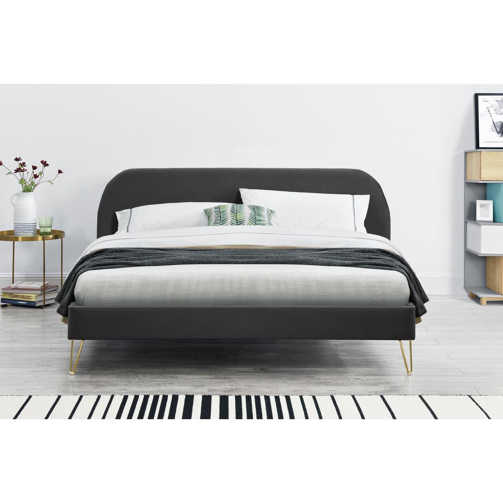 Voir la diapositive 5 : CONCEPT USINE Lit 140 x 190 cm en velours et laiton gris phoenix